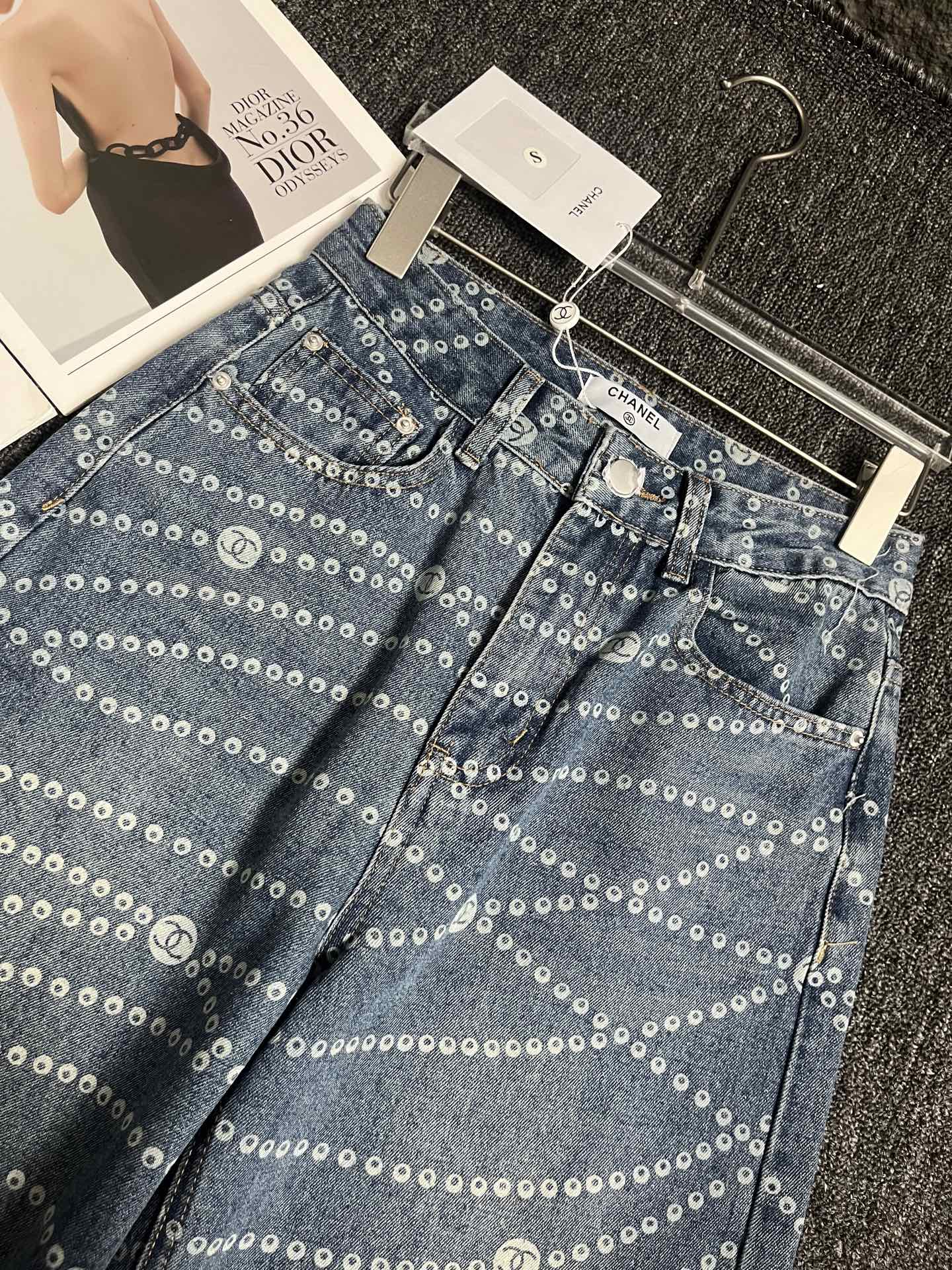 Slim-fitting denim pants with pearl-like patterns