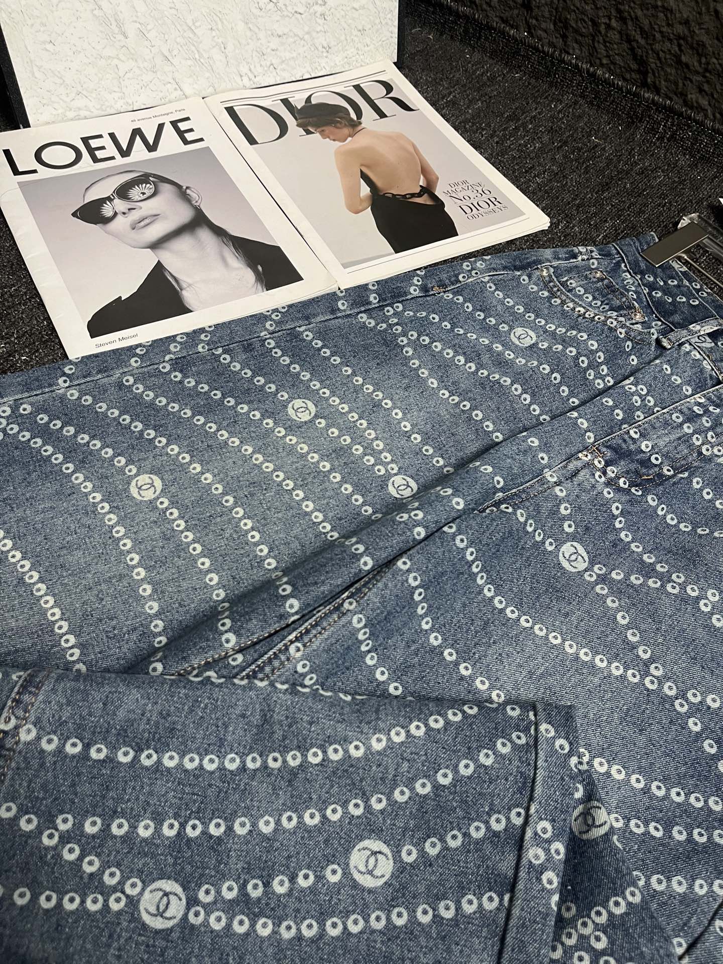 Slim-fitting denim pants with pearl-like patterns