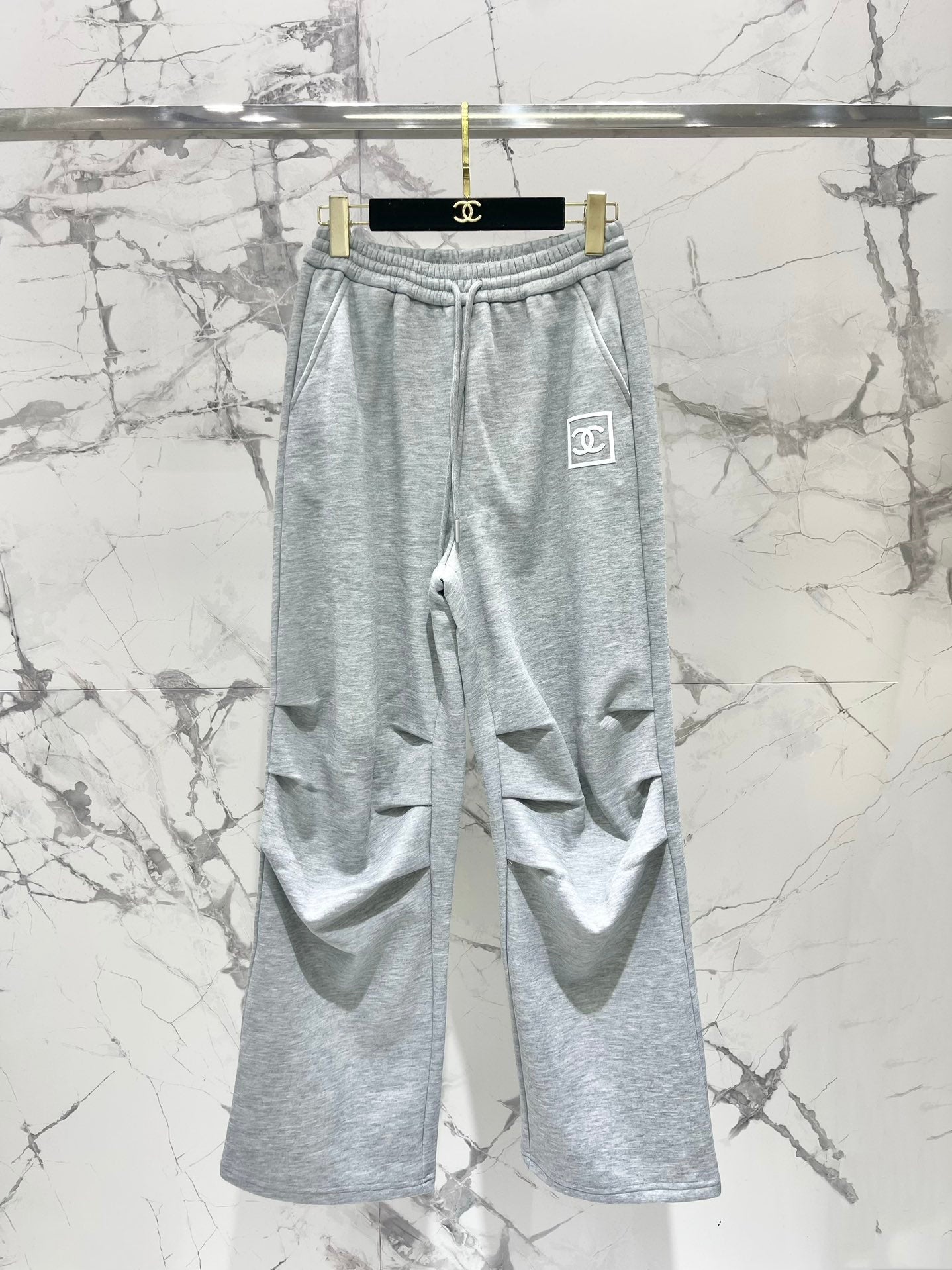 Pantalones deportivos de felpa con cintura ajustada y pierna recta