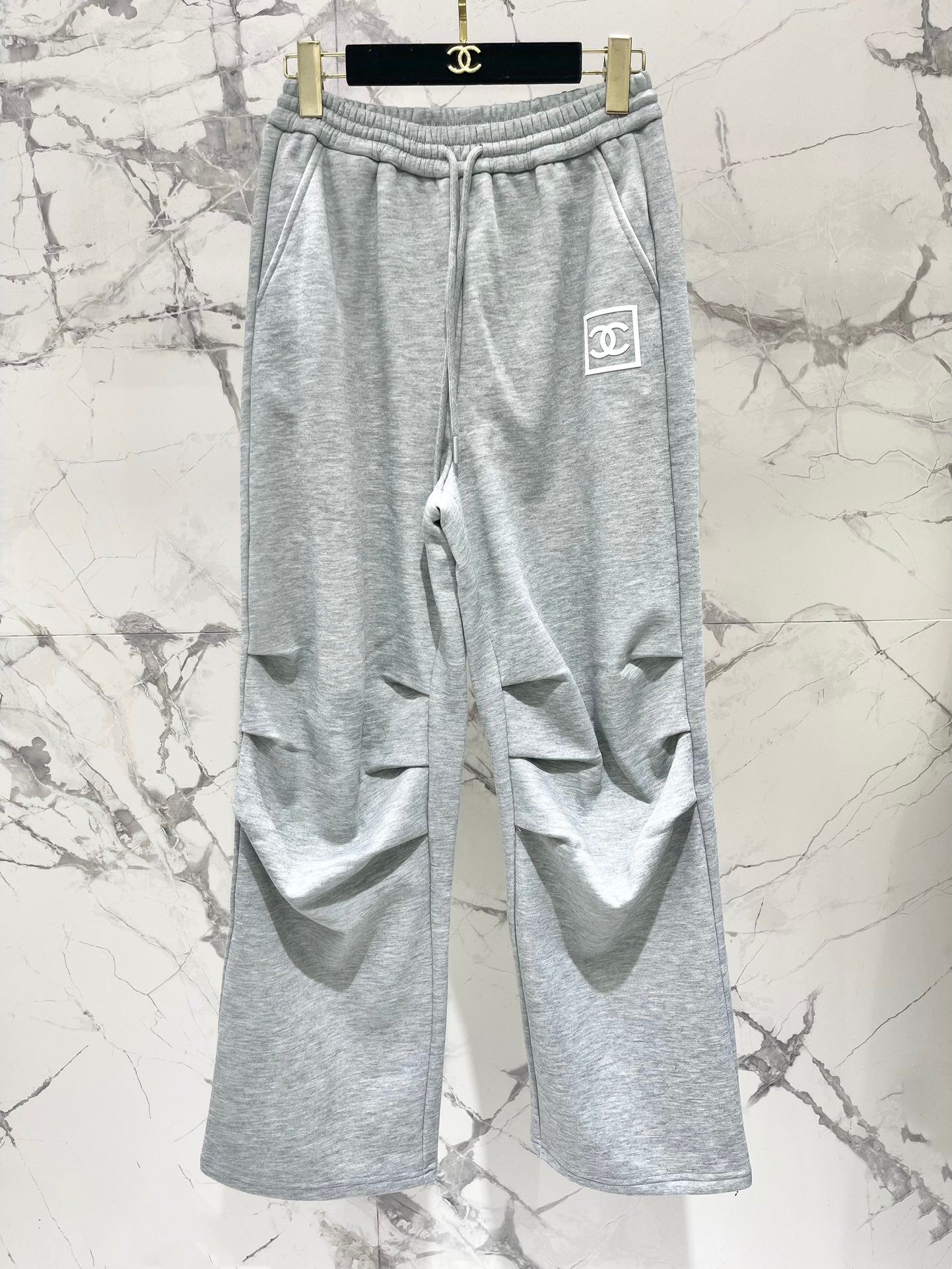 Pantalones deportivos de felpa con cintura ajustada y pierna recta