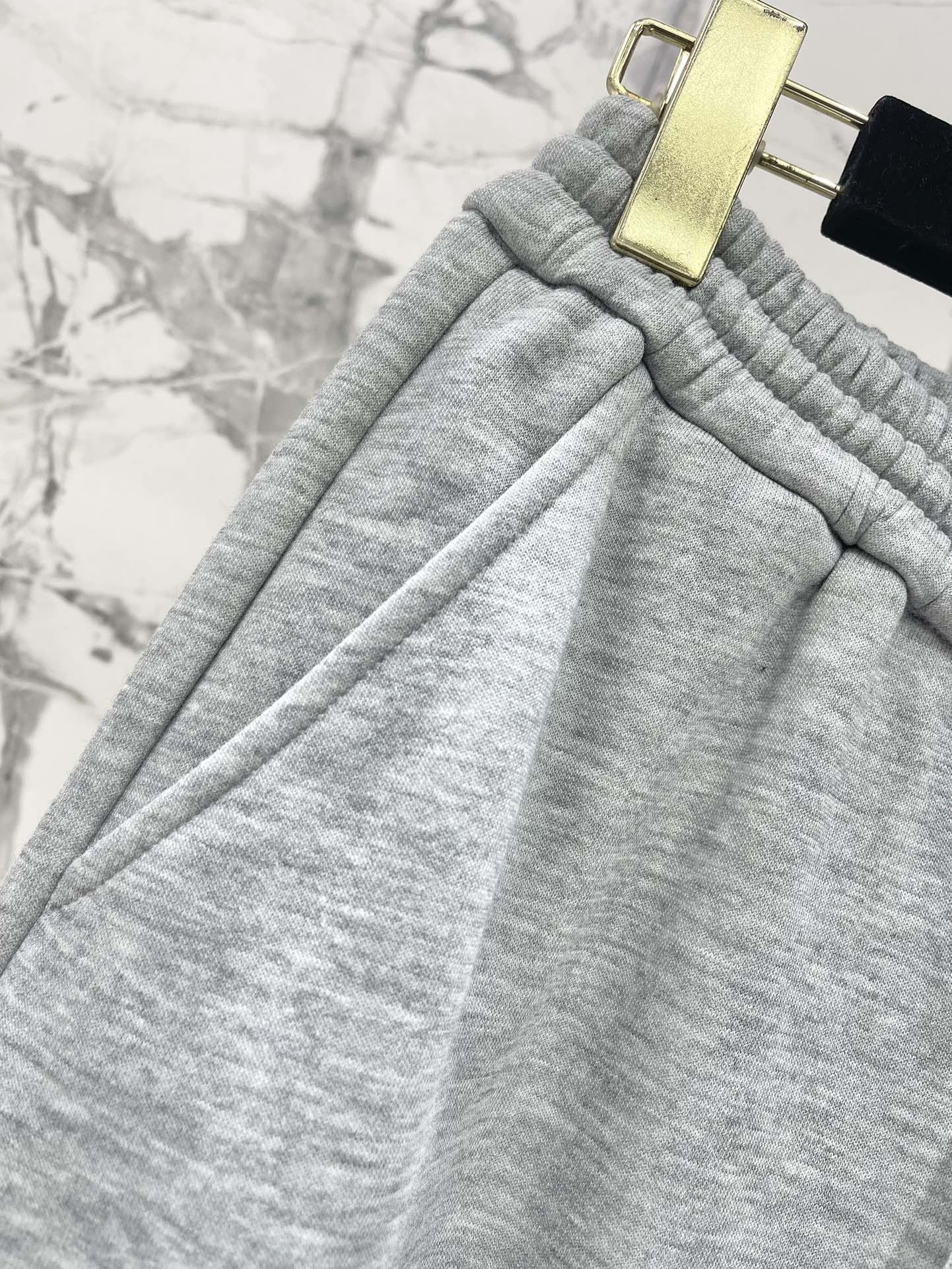 Pantalones deportivos de felpa con cintura ajustada y pierna recta
