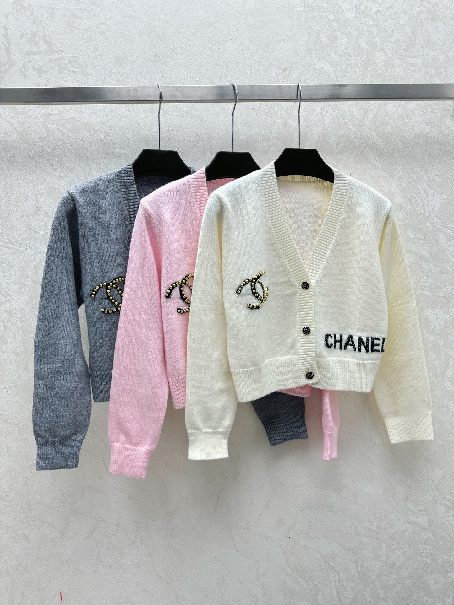 Cárdigan de punto con cuello en V, manga larga, estampado de jacquard con logotipo de letras en contraste sencillo y cuentas