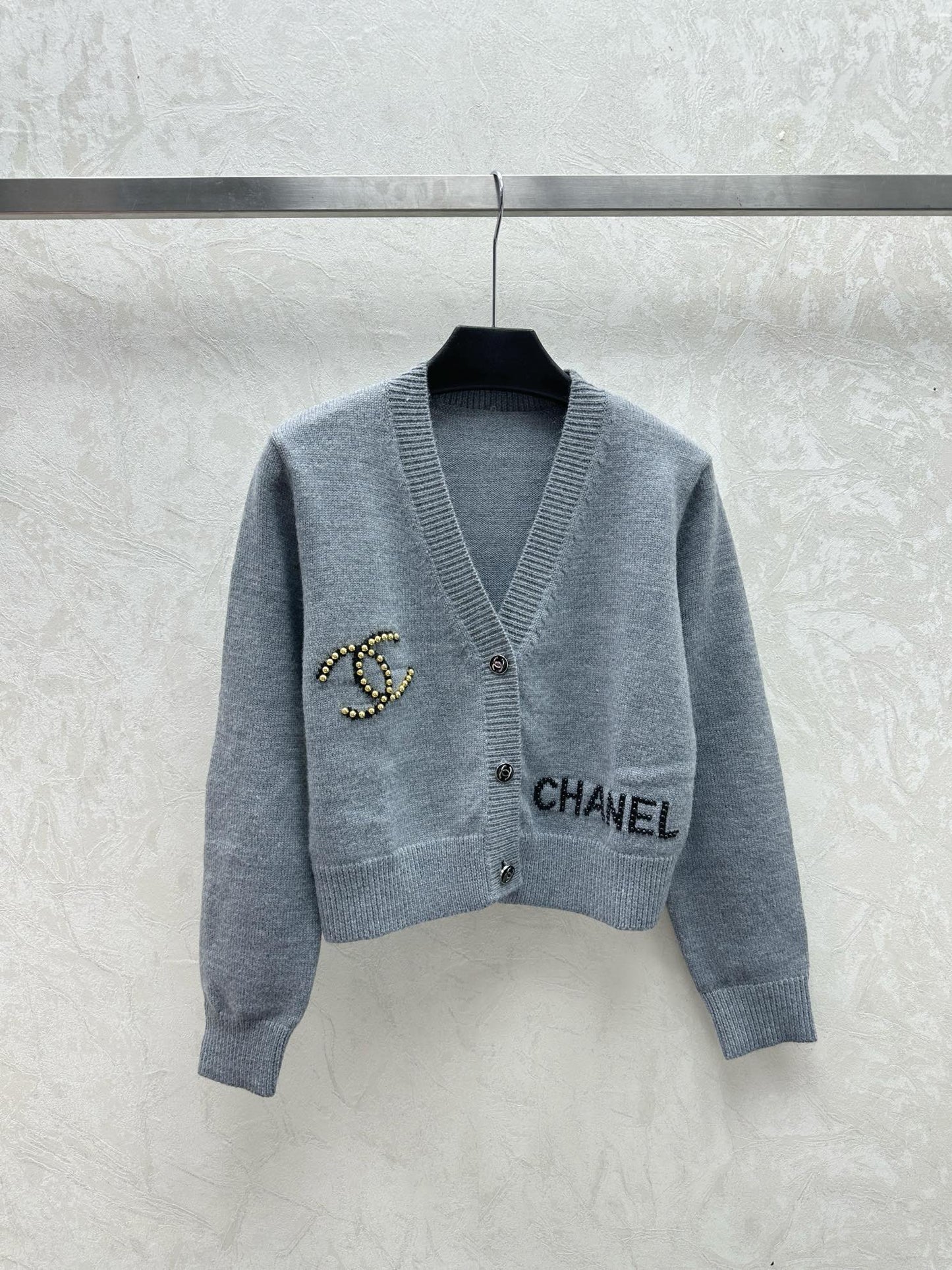 Cárdigan de punto con cuello en V, manga larga, estampado de jacquard con logotipo de letras en contraste sencillo y cuentas