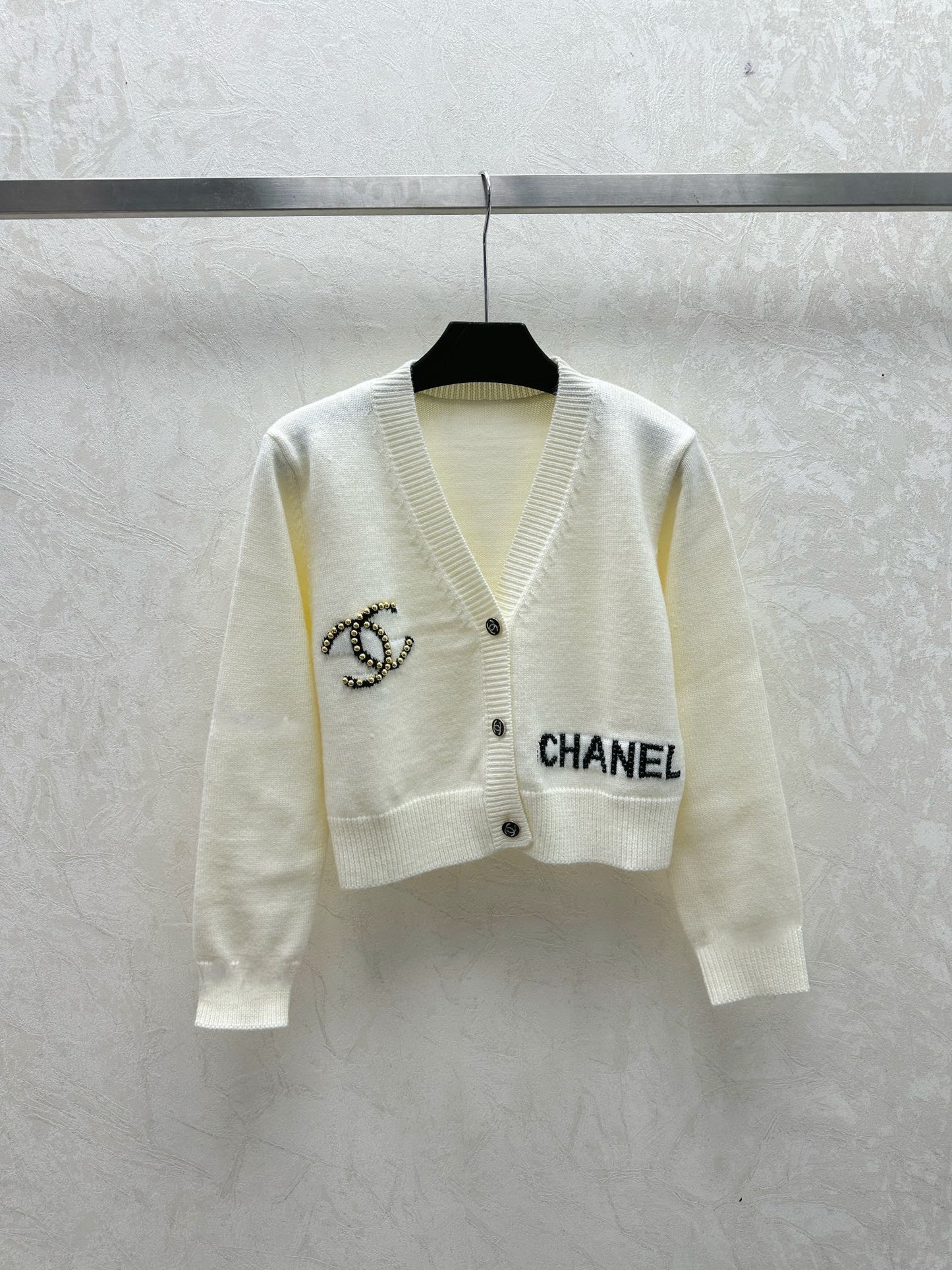 Cárdigan de punto con cuello en V, manga larga, estampado de jacquard con logotipo de letras en contraste sencillo y cuentas
