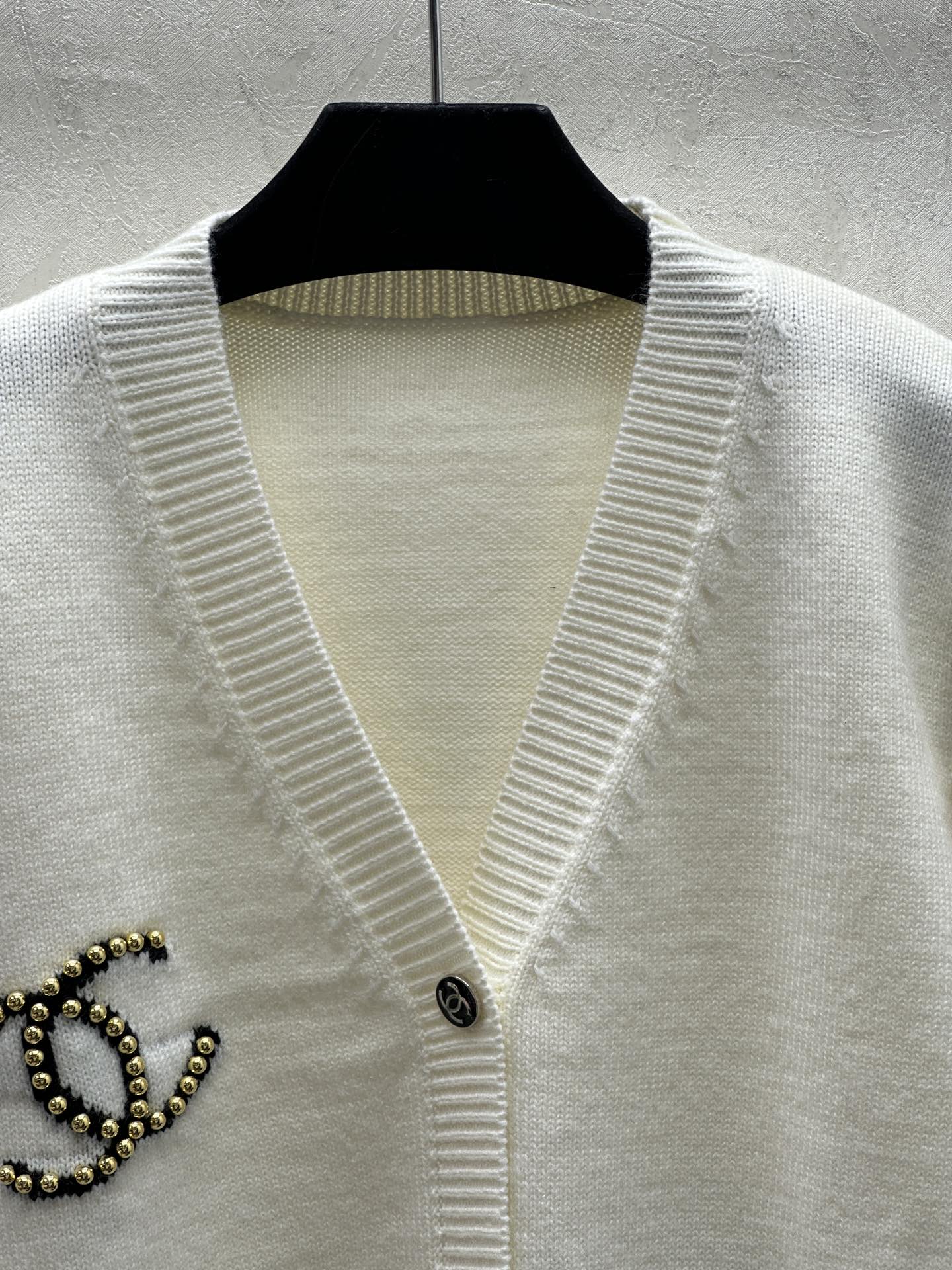 Cárdigan de punto con cuello en V, manga larga, estampado de jacquard con logotipo de letras en contraste sencillo y cuentas