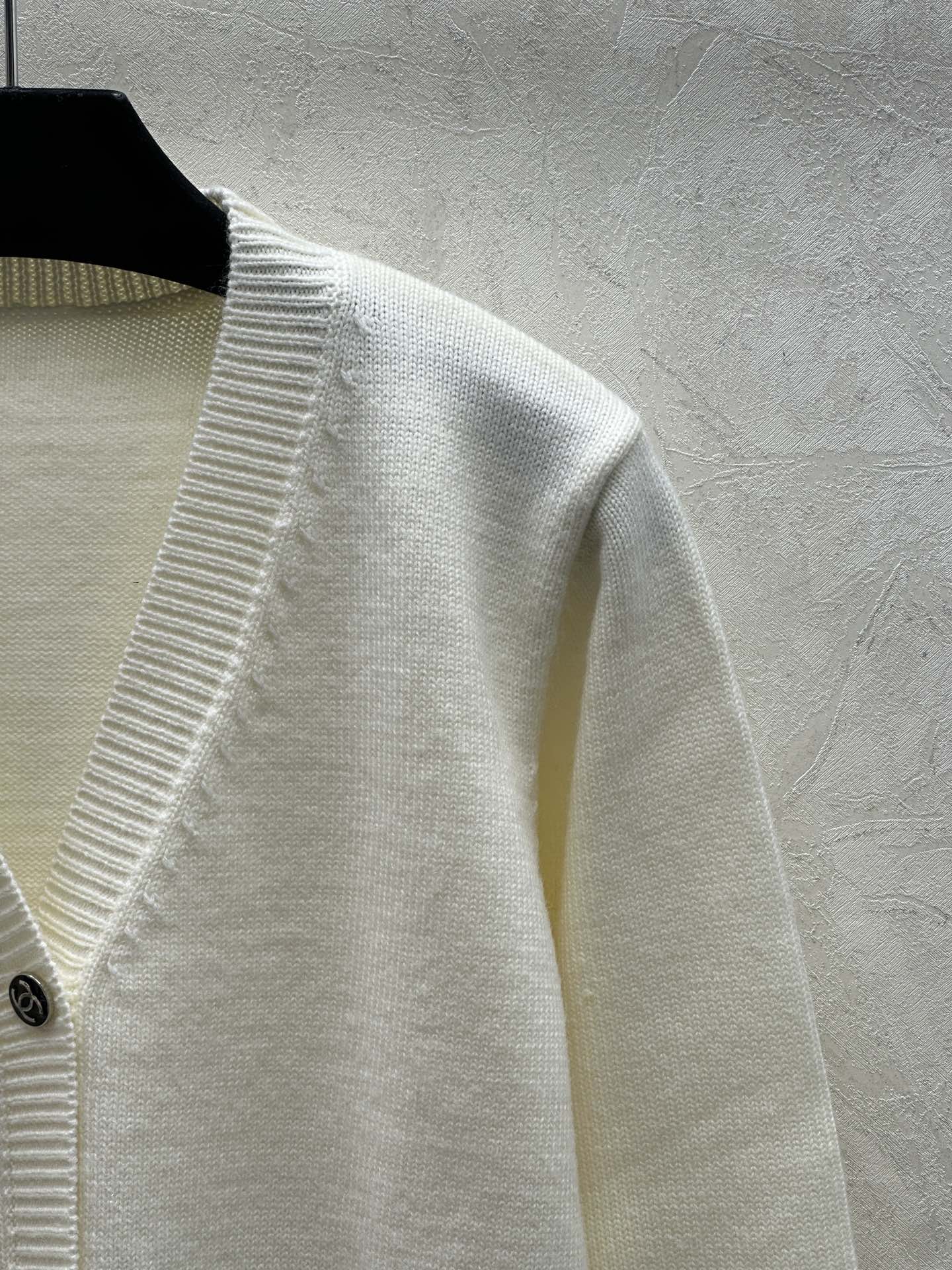 Cárdigan de punto con cuello en V, manga larga, estampado de jacquard con logotipo de letras en contraste sencillo y cuentas