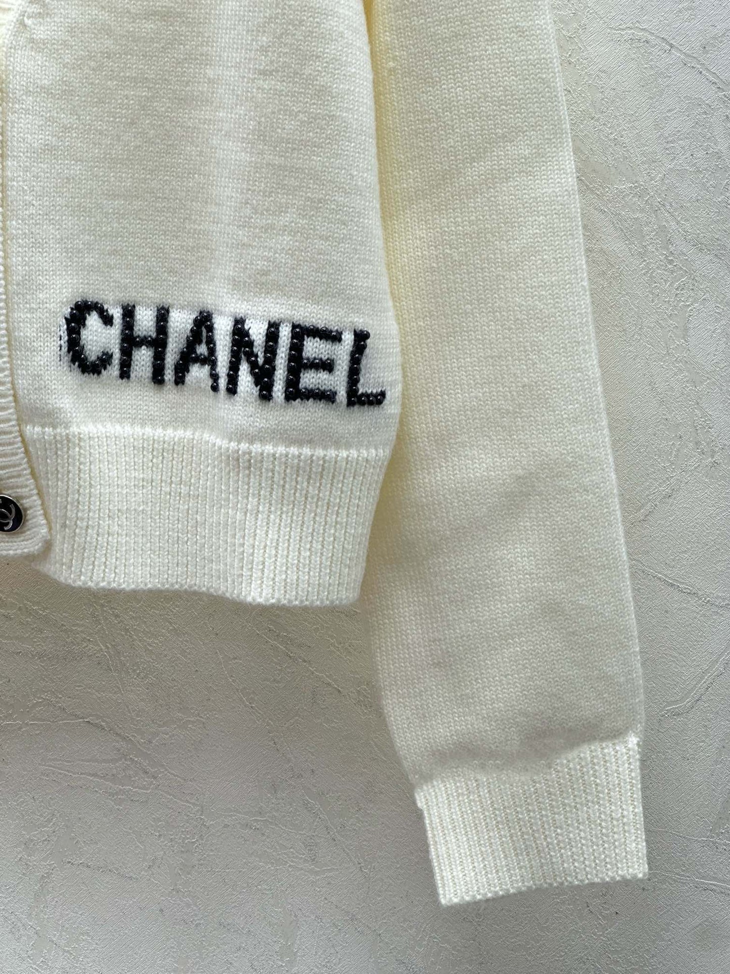 Cárdigan de punto con cuello en V, manga larga, estampado de jacquard con logotipo de letras en contraste sencillo y cuentas