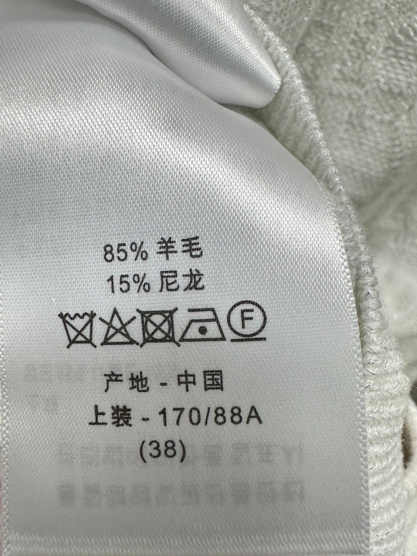 Chaqueta tipo cárdigan de punto jacquard oscuro con cuello en V
