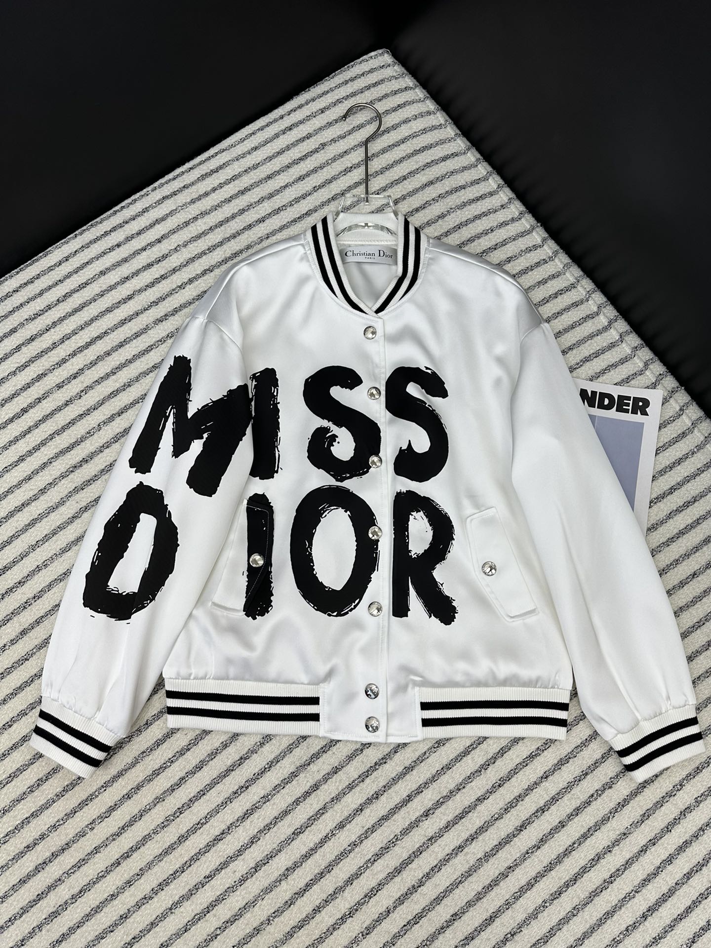 Chaqueta de béisbol de moda con logotipo impreso.
