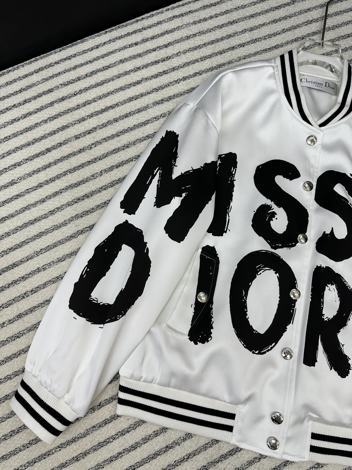 Chaqueta de béisbol de moda con logotipo impreso.