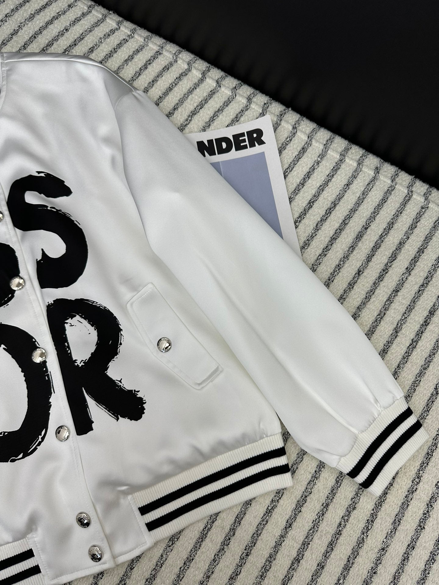 Chaqueta de béisbol de moda con logotipo impreso.