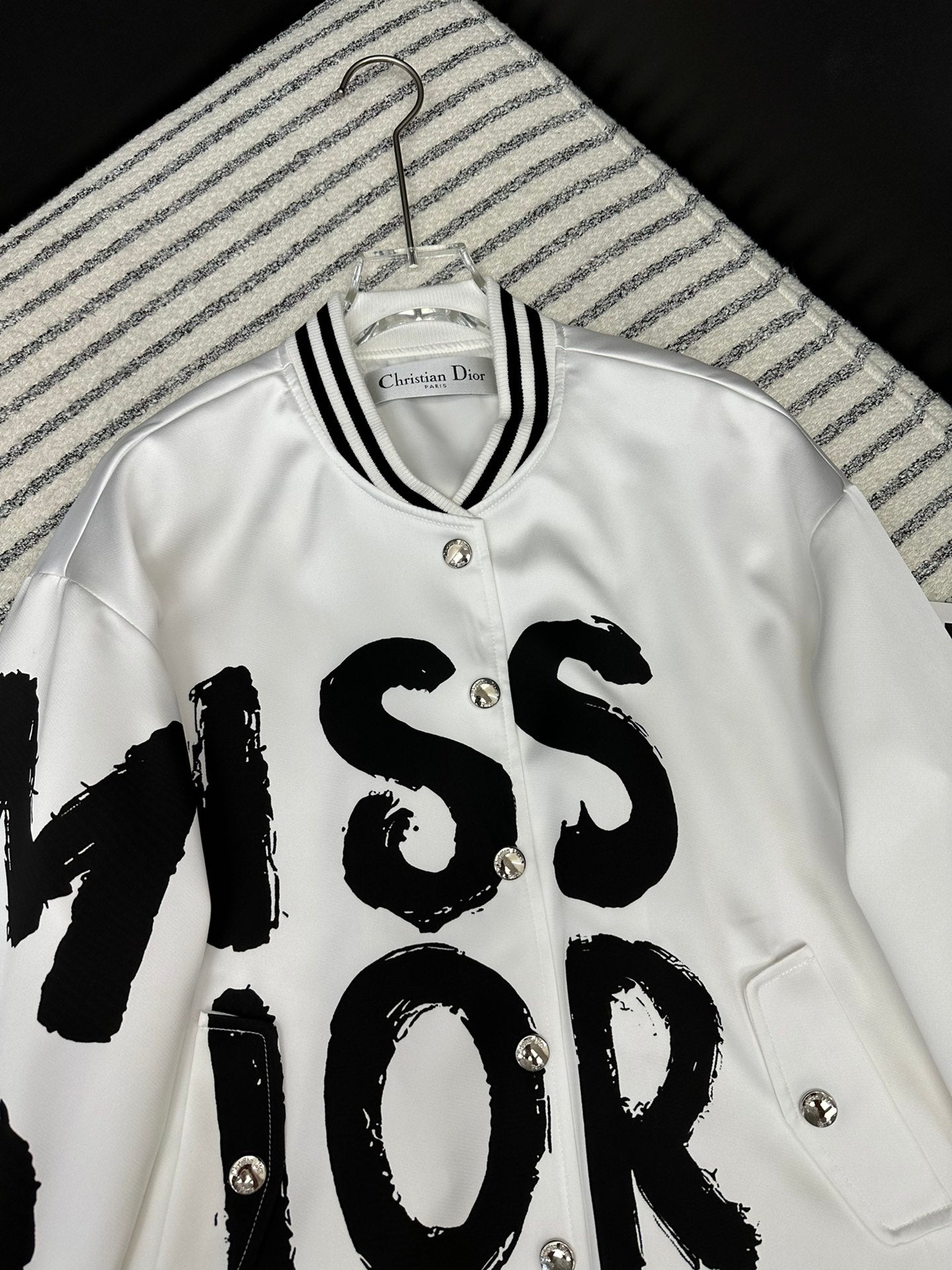 Chaqueta de béisbol de moda con logotipo impreso.