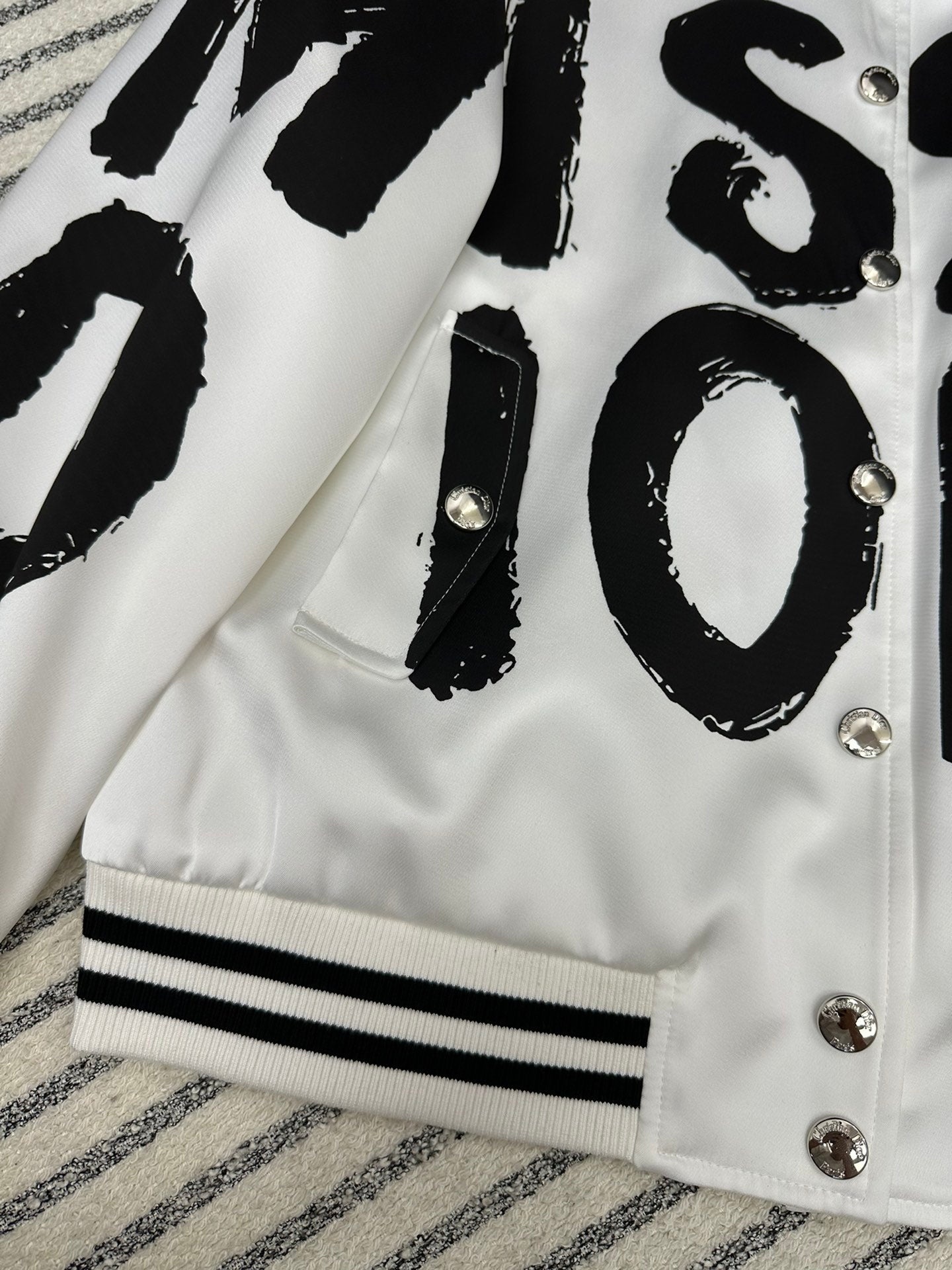 Chaqueta de béisbol de moda con logotipo impreso.