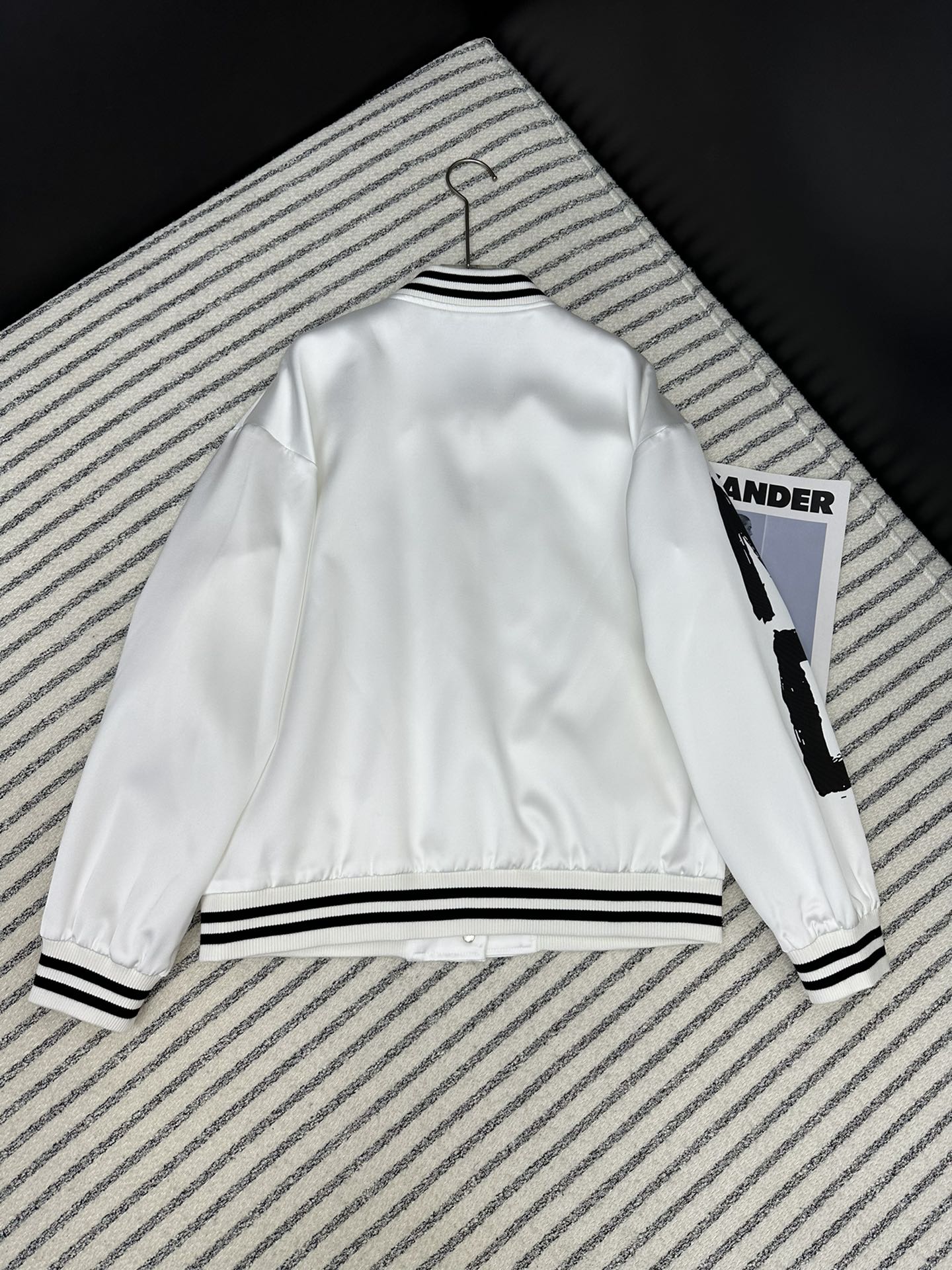Chaqueta de béisbol de moda con logotipo impreso.