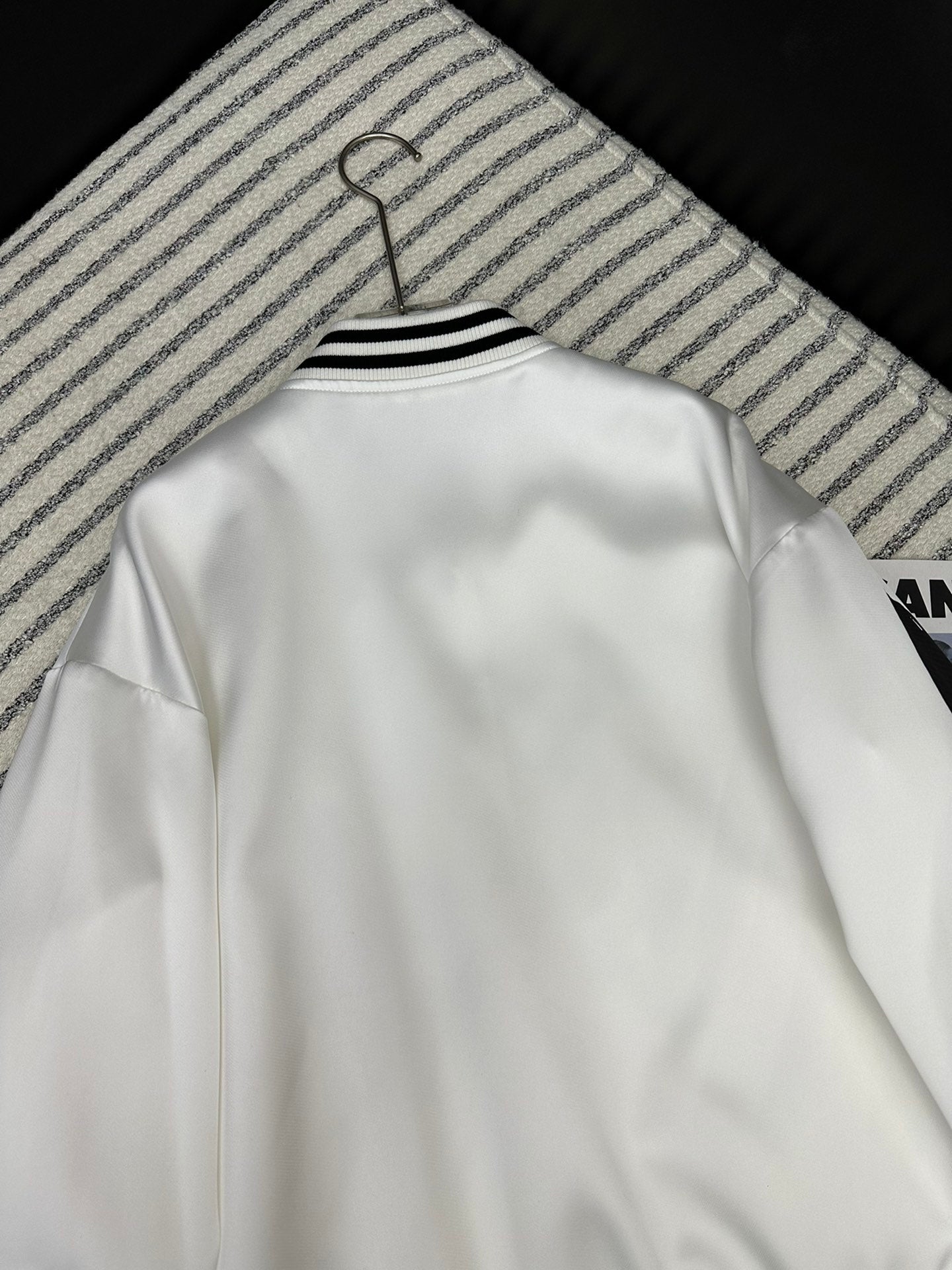 Chaqueta de béisbol de moda con logotipo impreso.