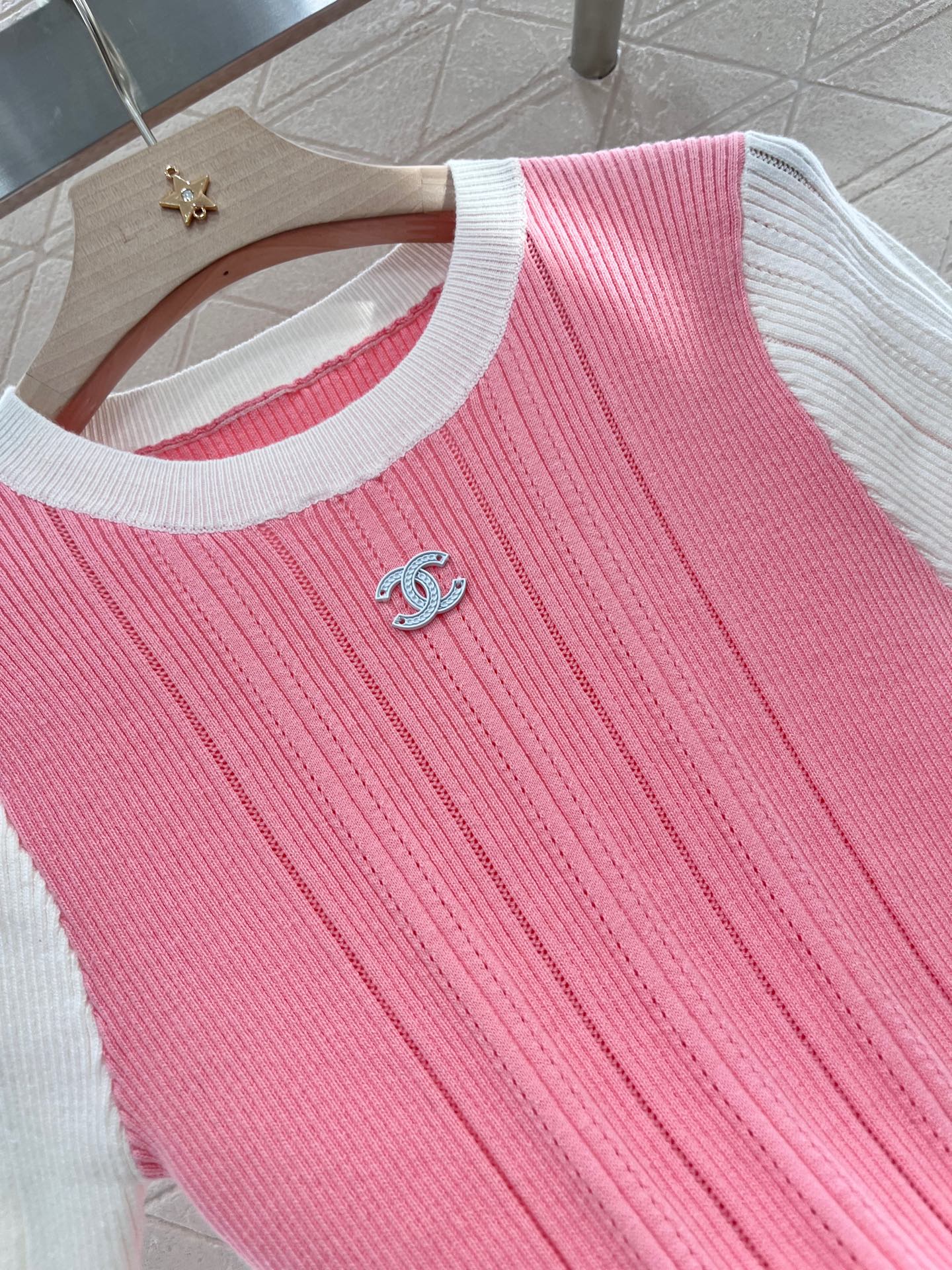 Cuello redondo, corte entallado, punto, manga corta