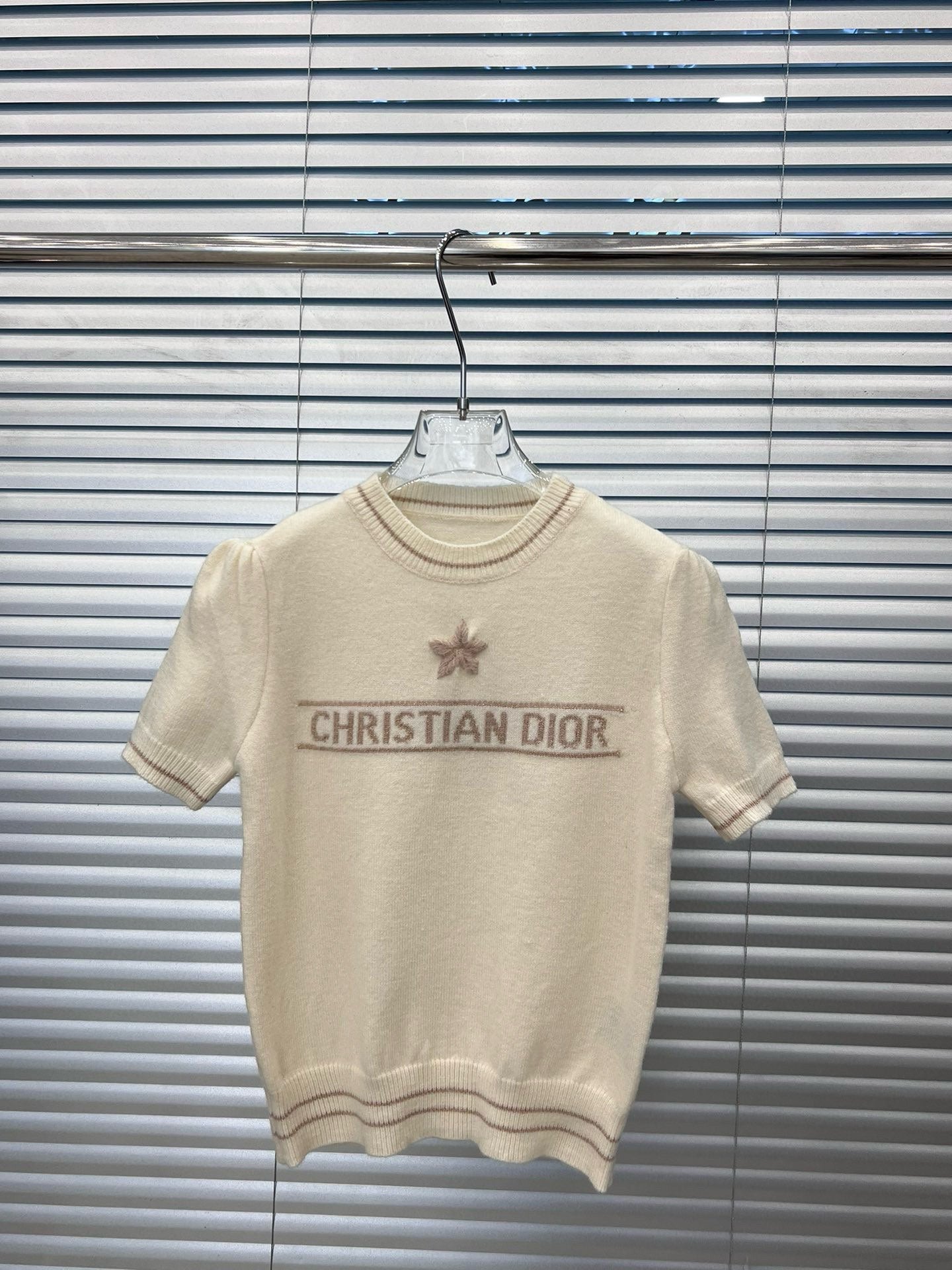 Embroidered knitted short sleeves