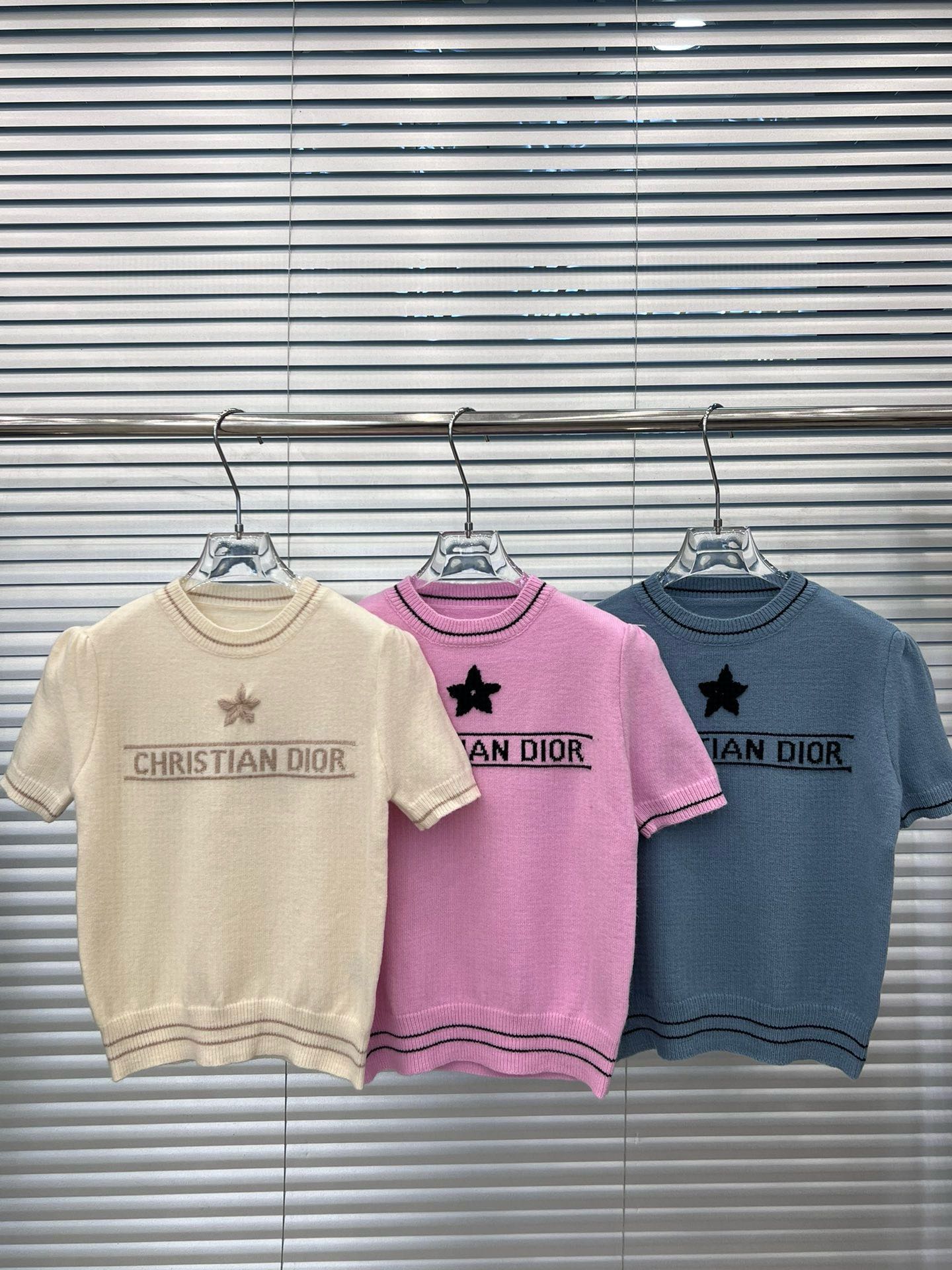 Embroidered knitted short sleeves