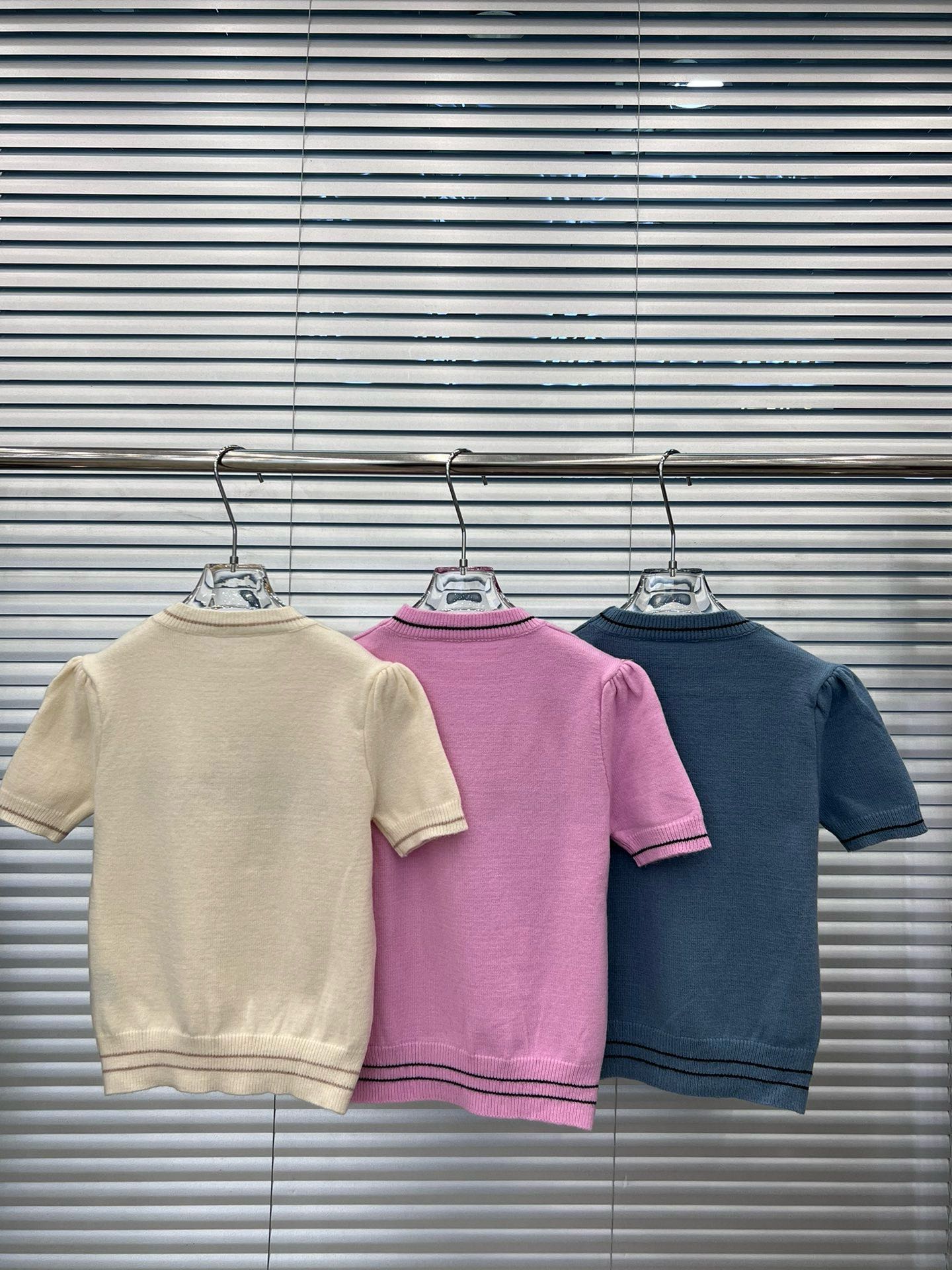Embroidered knitted short sleeves
