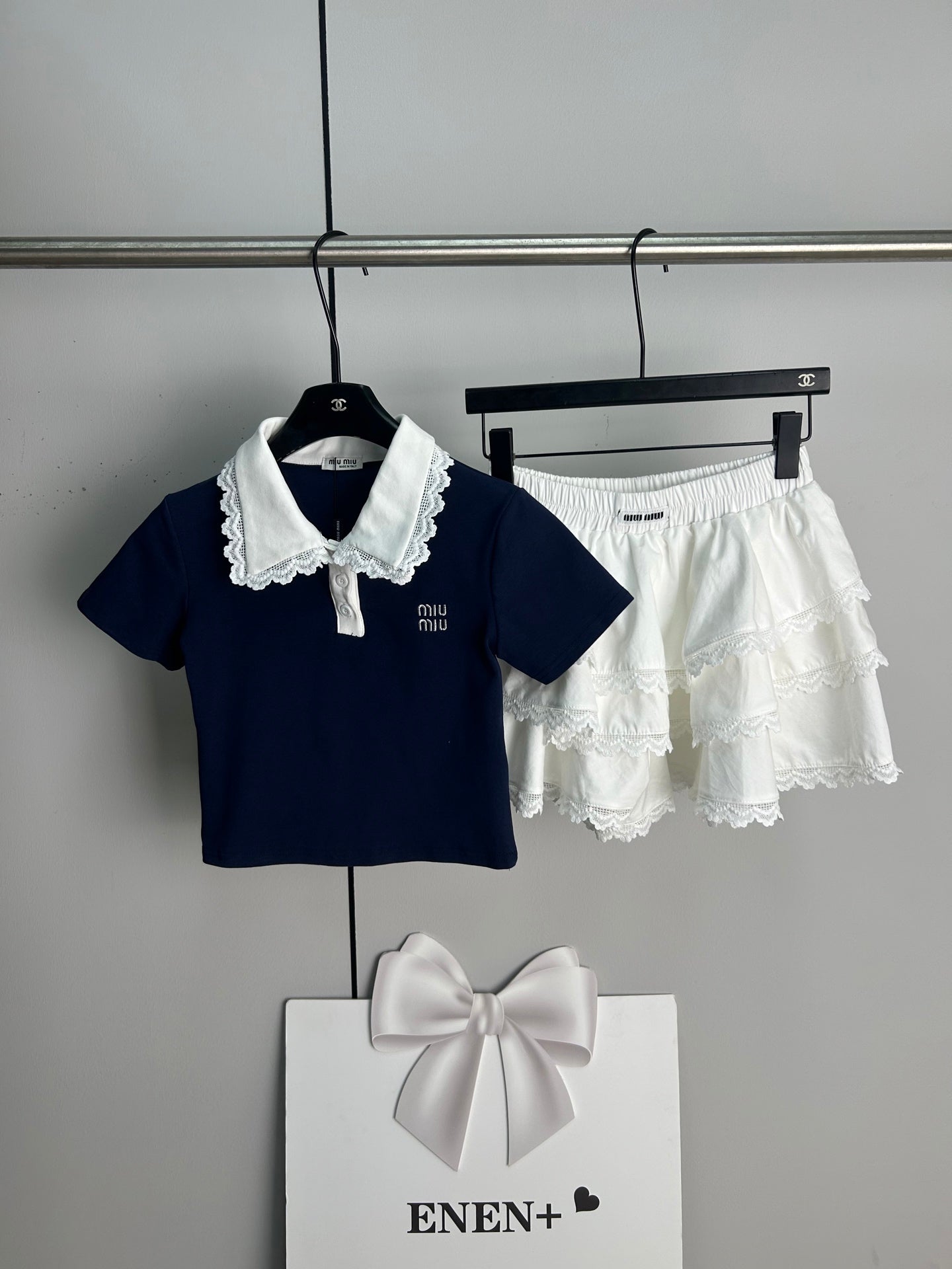 Lace lapel top and cake skirt suit