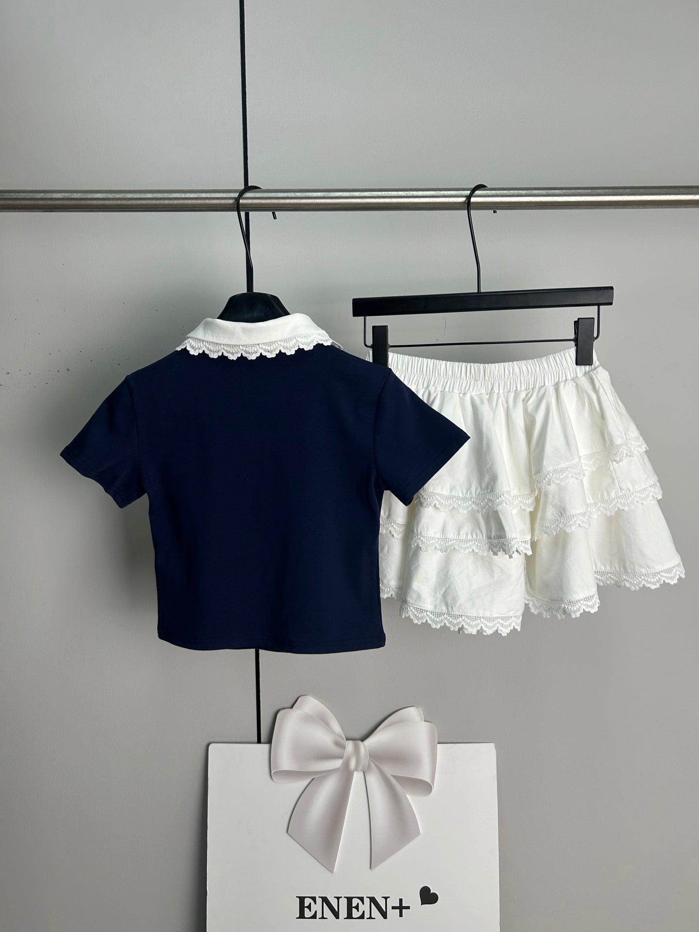 Lace lapel top and cake skirt suit