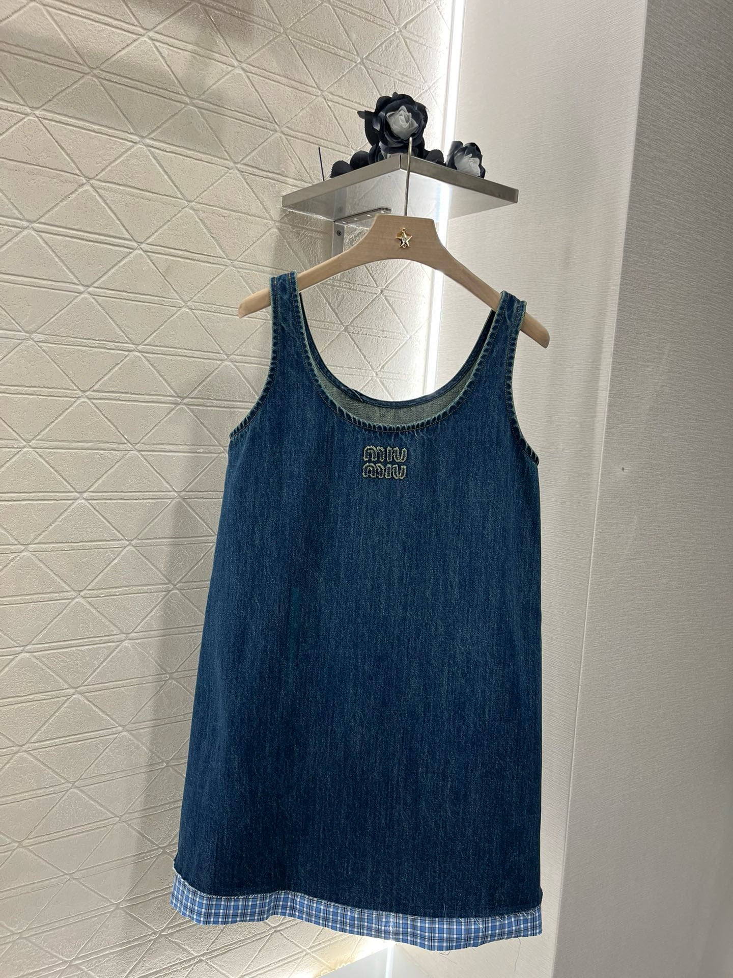 Embroidered denim skirt with raw edges and suspenders