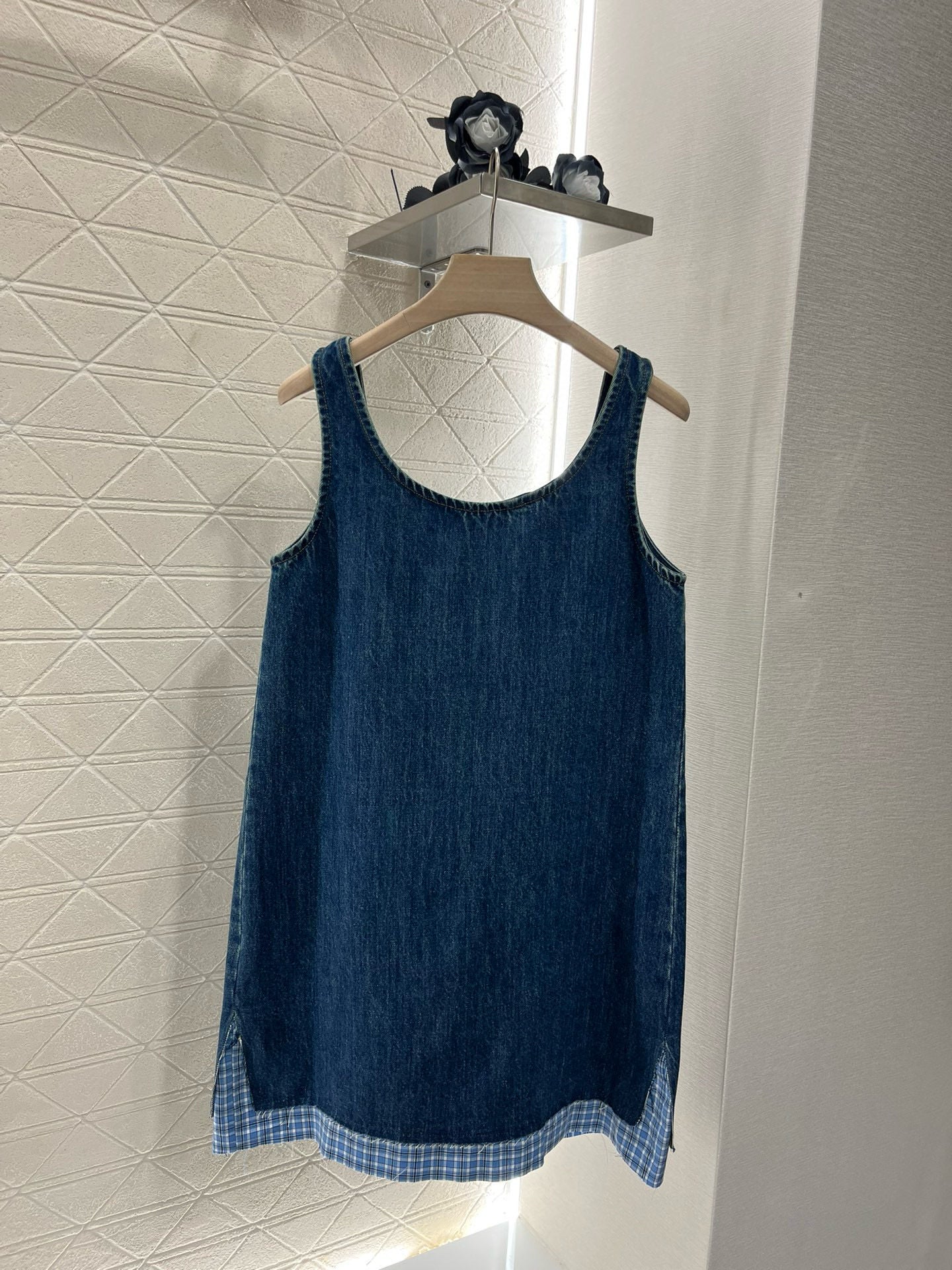 Embroidered denim skirt with raw edges and suspenders
