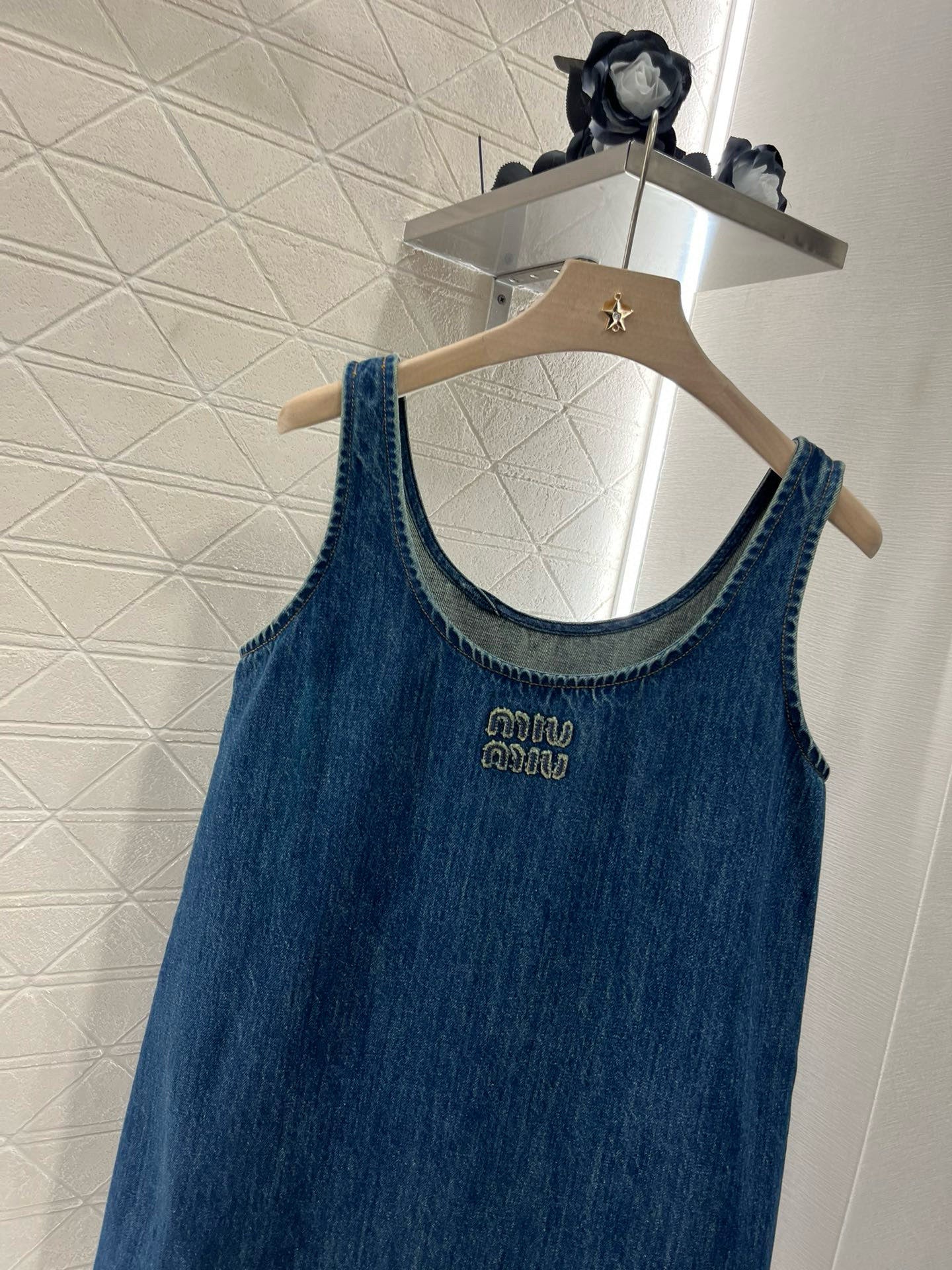 Embroidered denim skirt with raw edges and suspenders