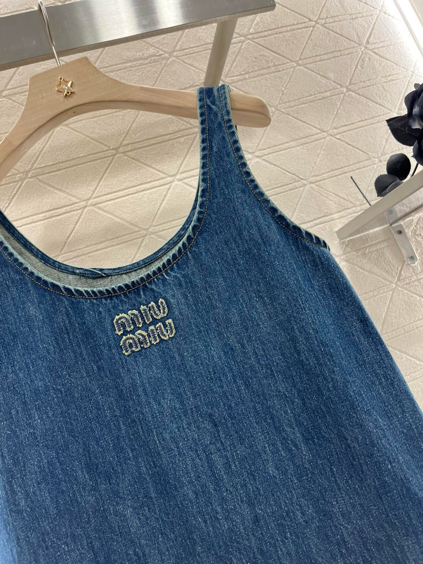Embroidered denim skirt with raw edges and suspenders
