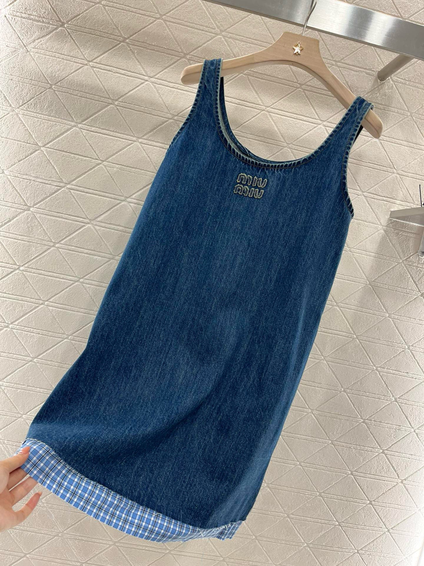 Embroidered denim skirt with raw edges and suspenders