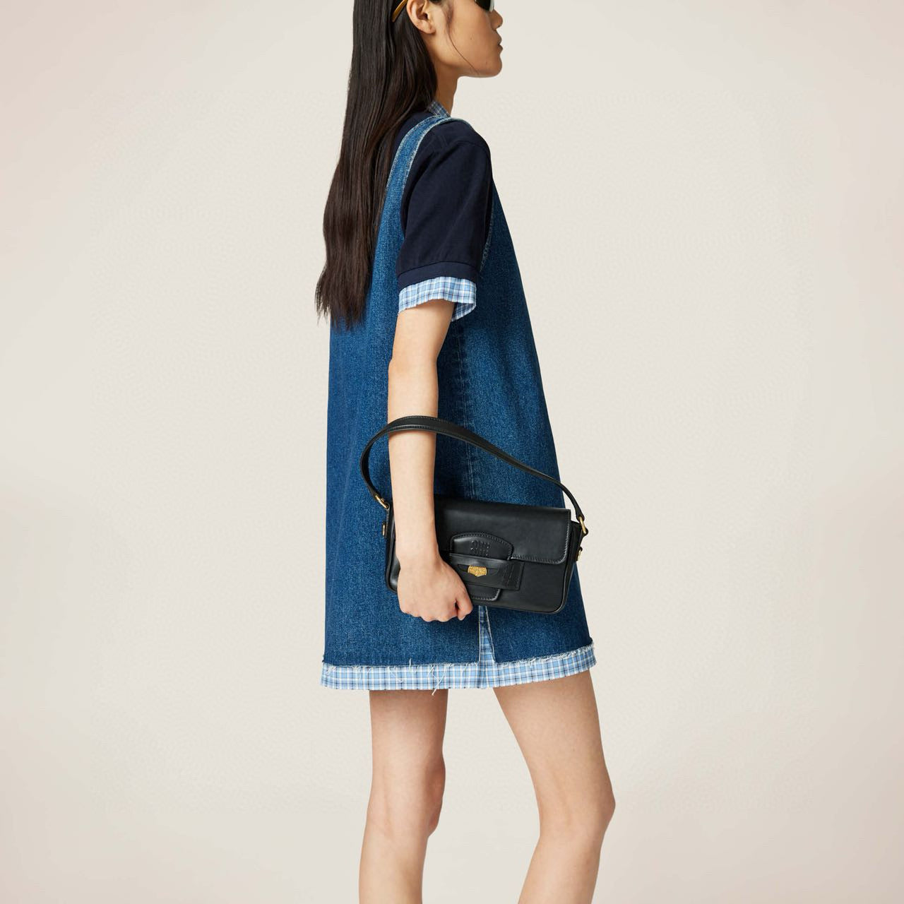 Embroidered denim skirt with raw edges and suspenders