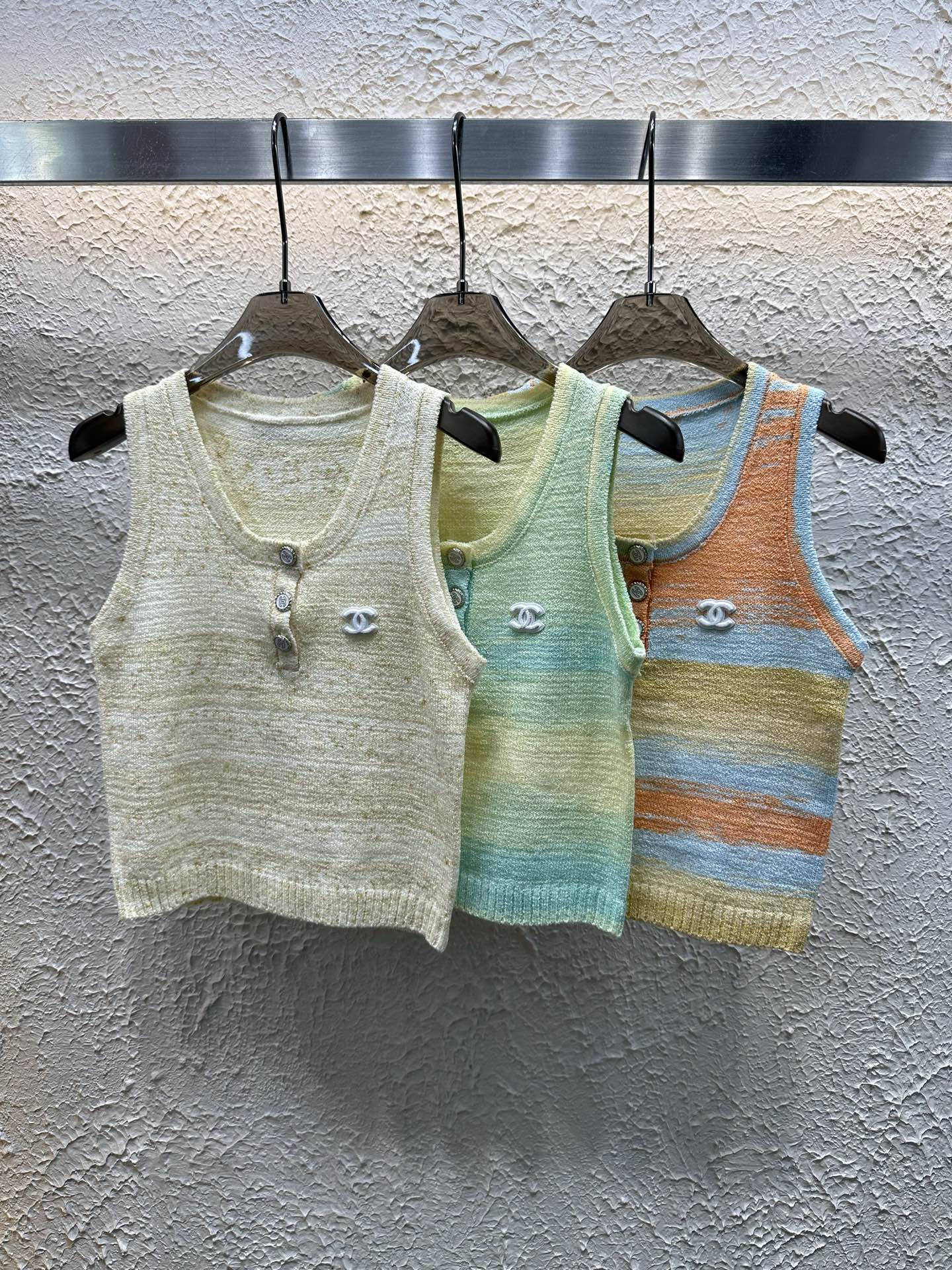New color round neck knitted vest