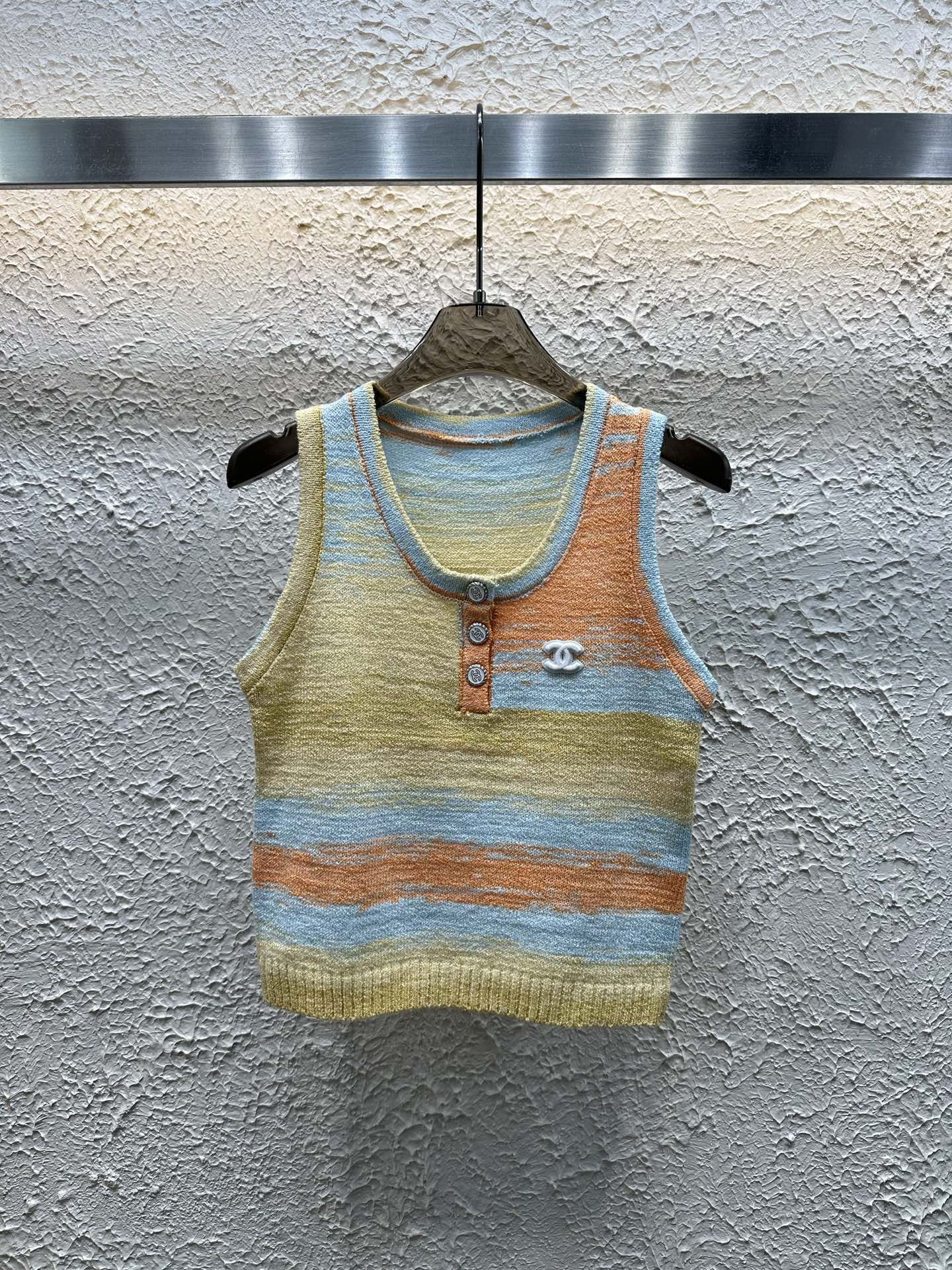 New color round neck knitted vest