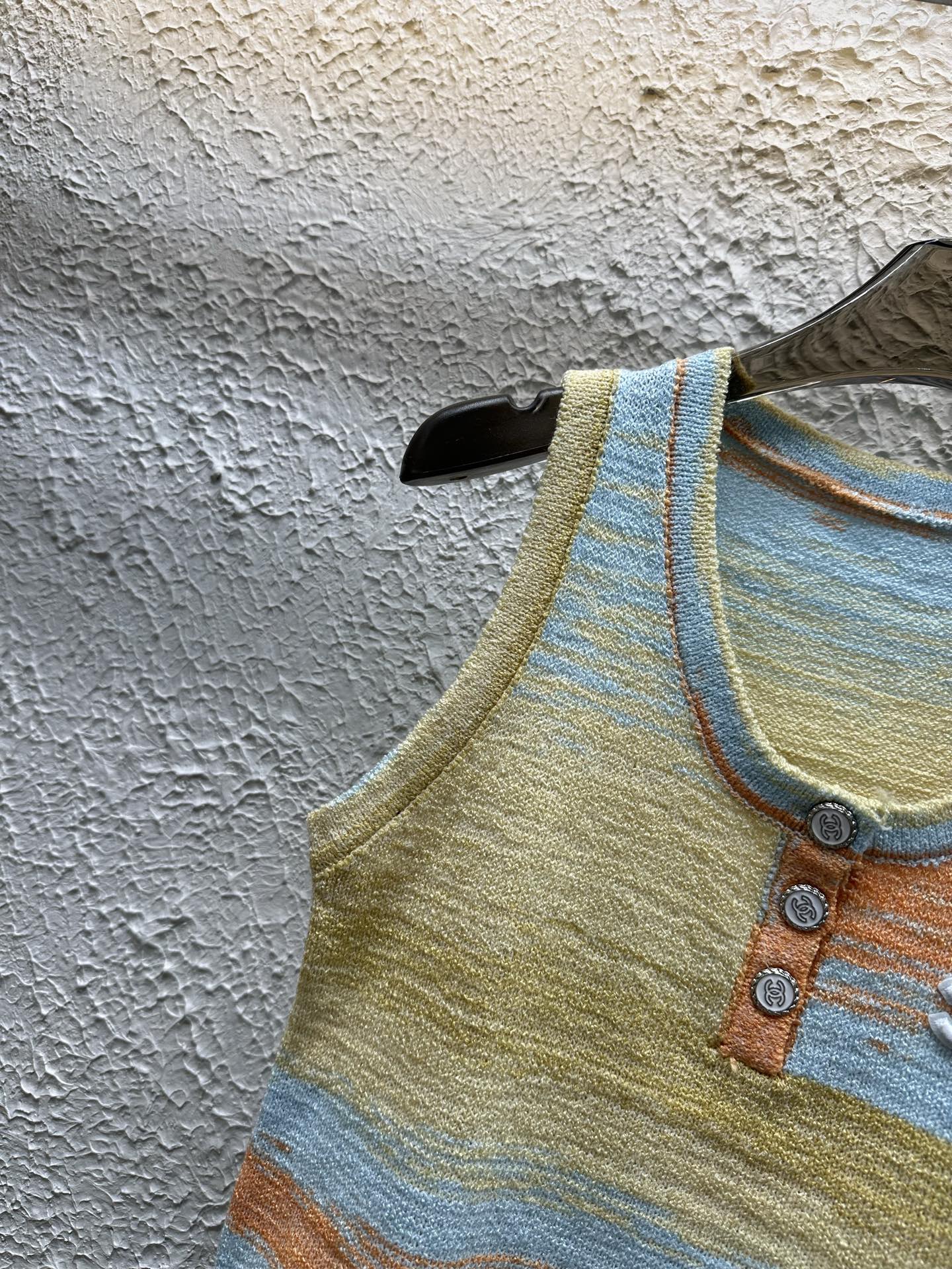 New color round neck knitted vest