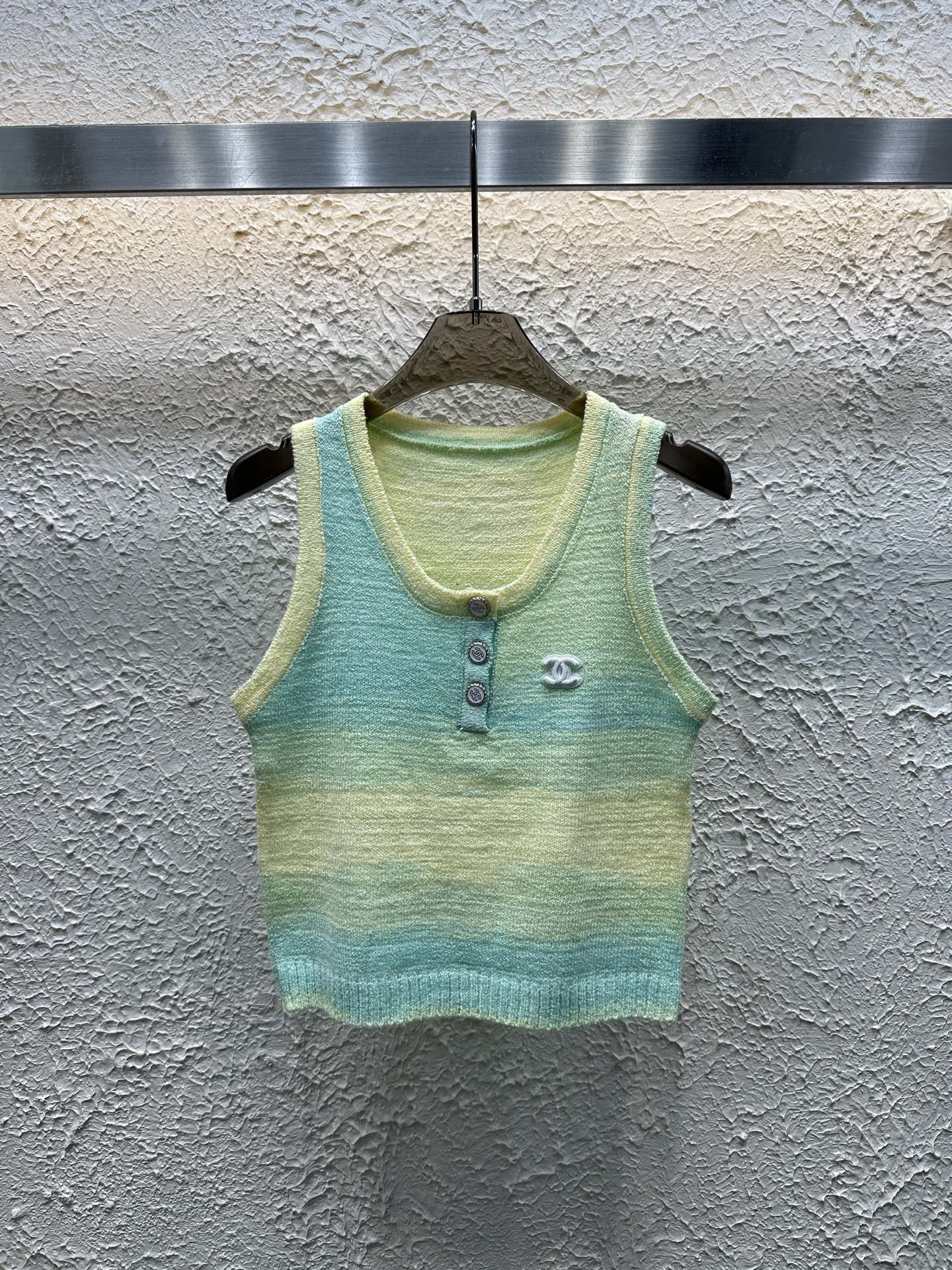 New color round neck knitted vest