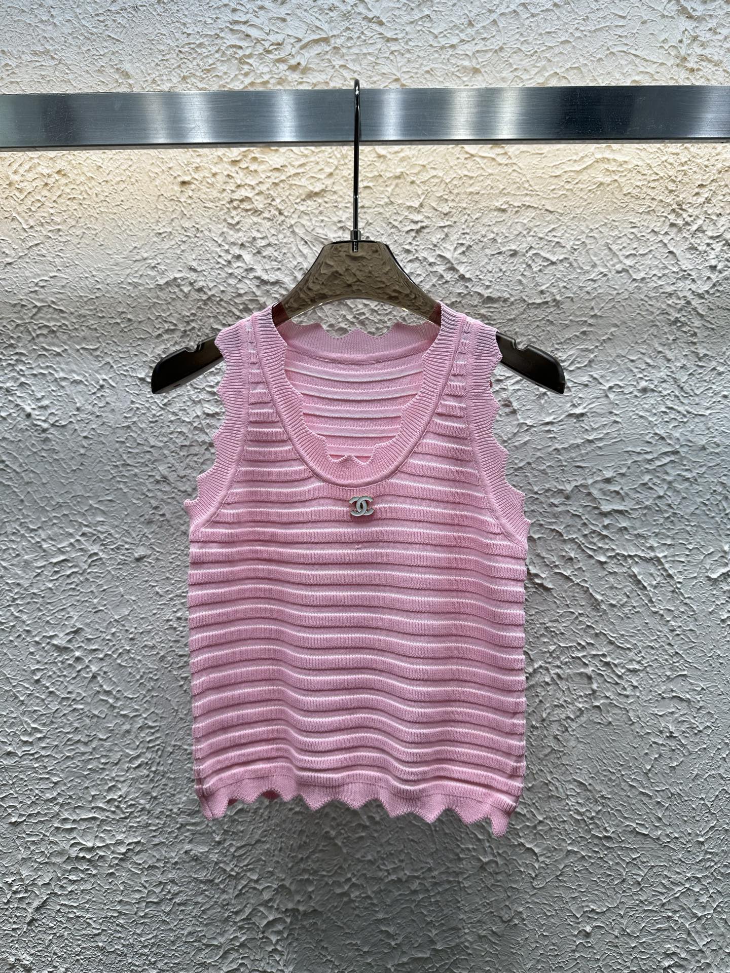 Candy-colored striped round neck knitted vest