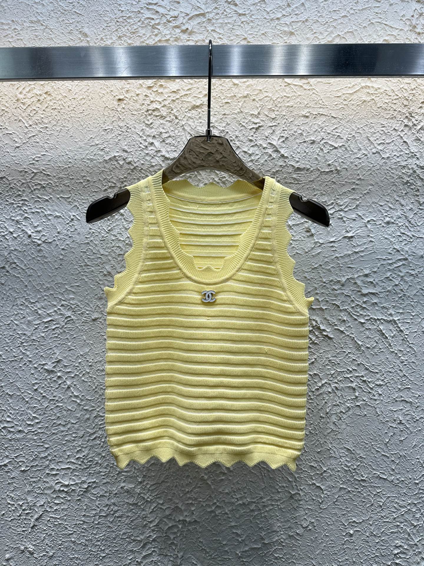 Candy-colored striped round neck knitted vest