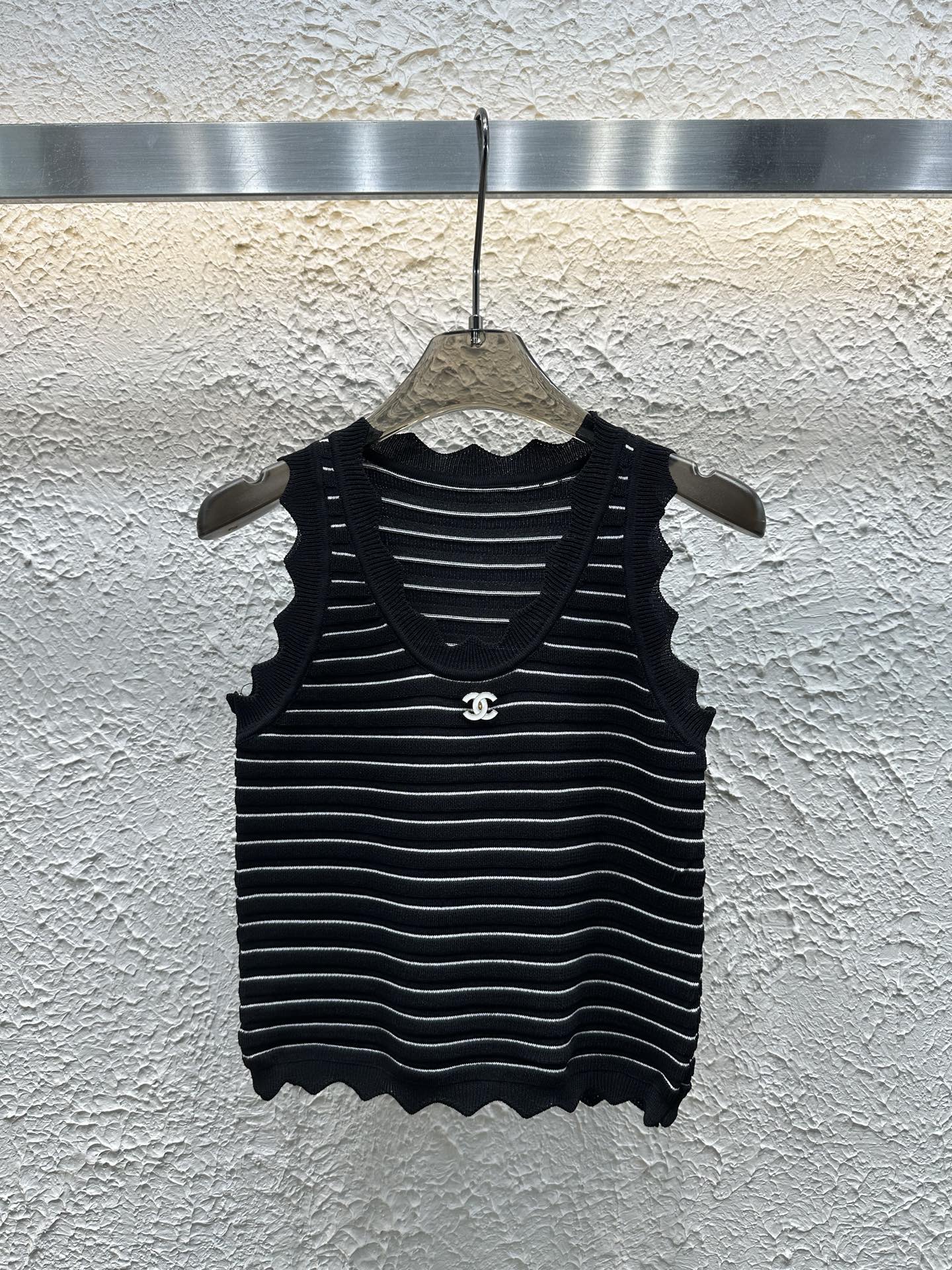 Candy-colored striped round neck knitted vest