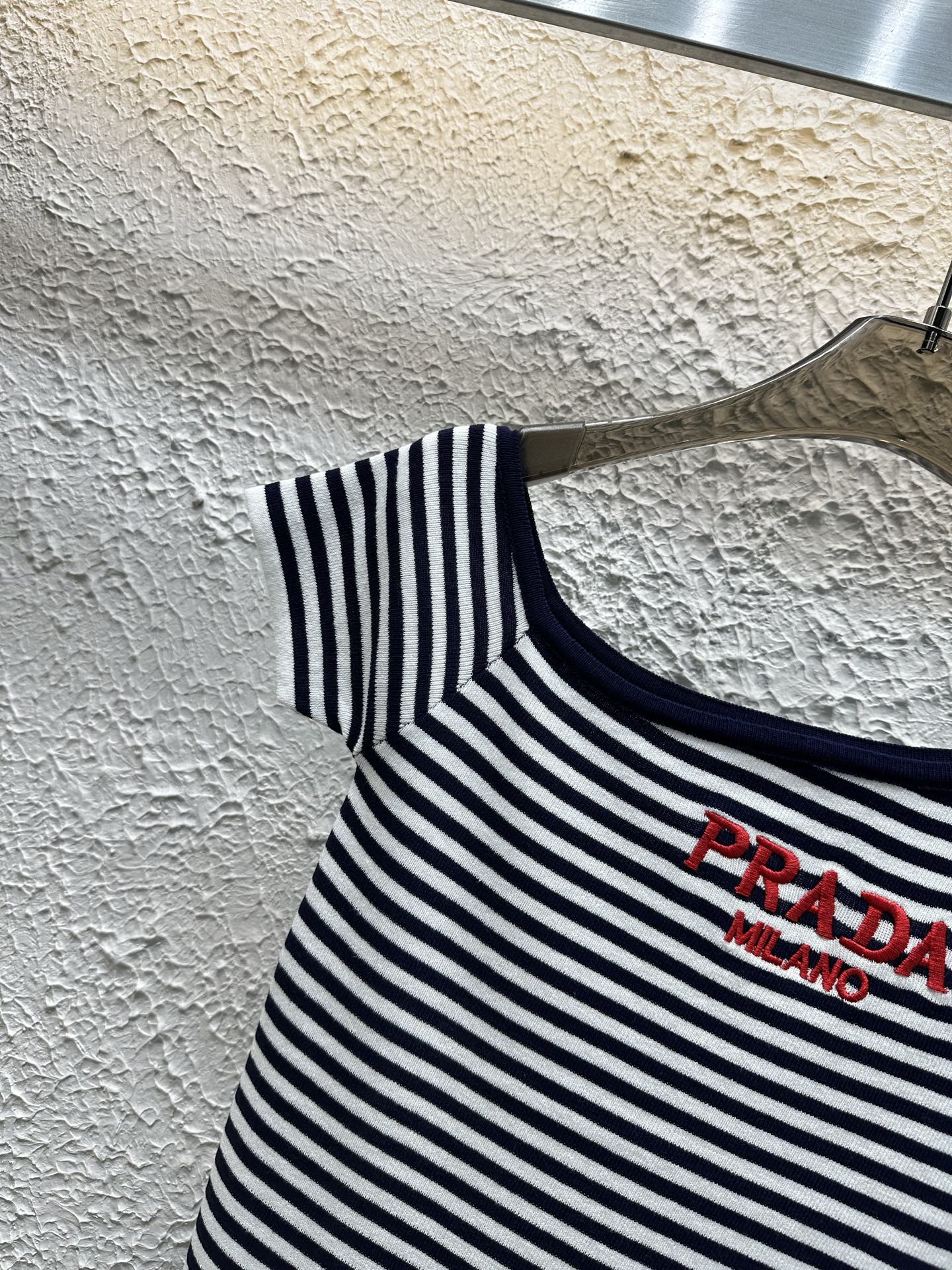 Striped diagonal shoulder embroidered short sleeve