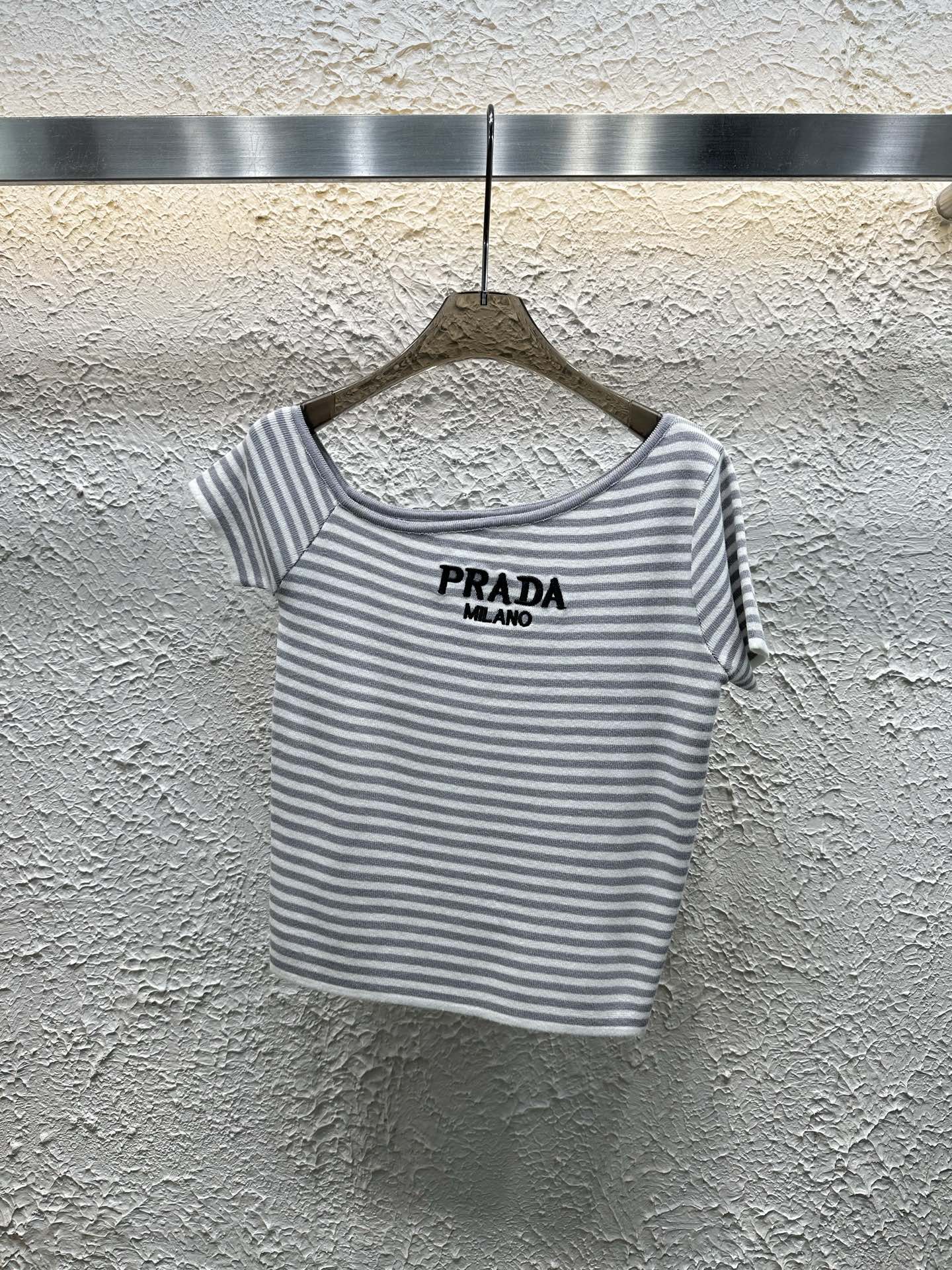 Striped diagonal shoulder embroidered short sleeve