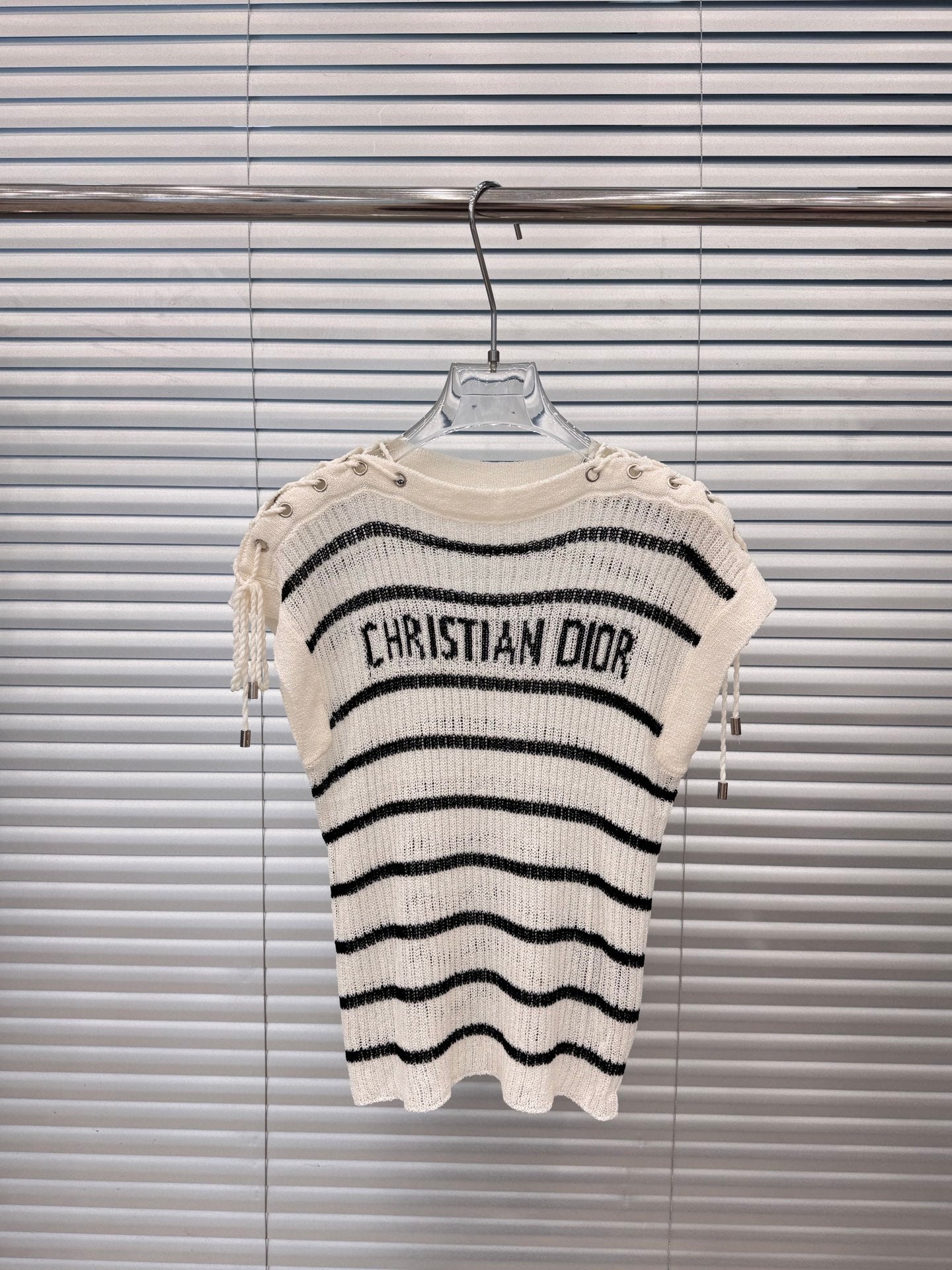 Striped knitted short sleeves with various wearing methods of straps