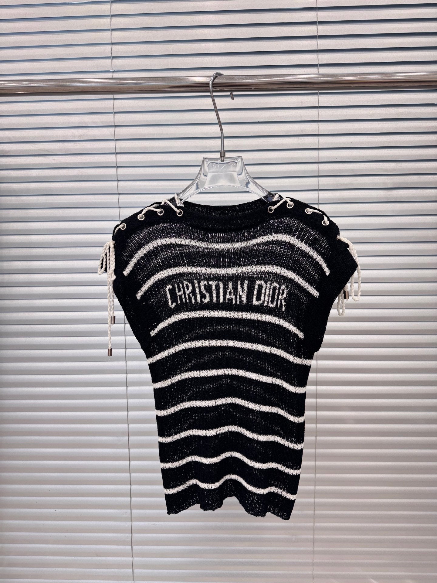 Striped knitted short sleeves with various wearing methods of straps