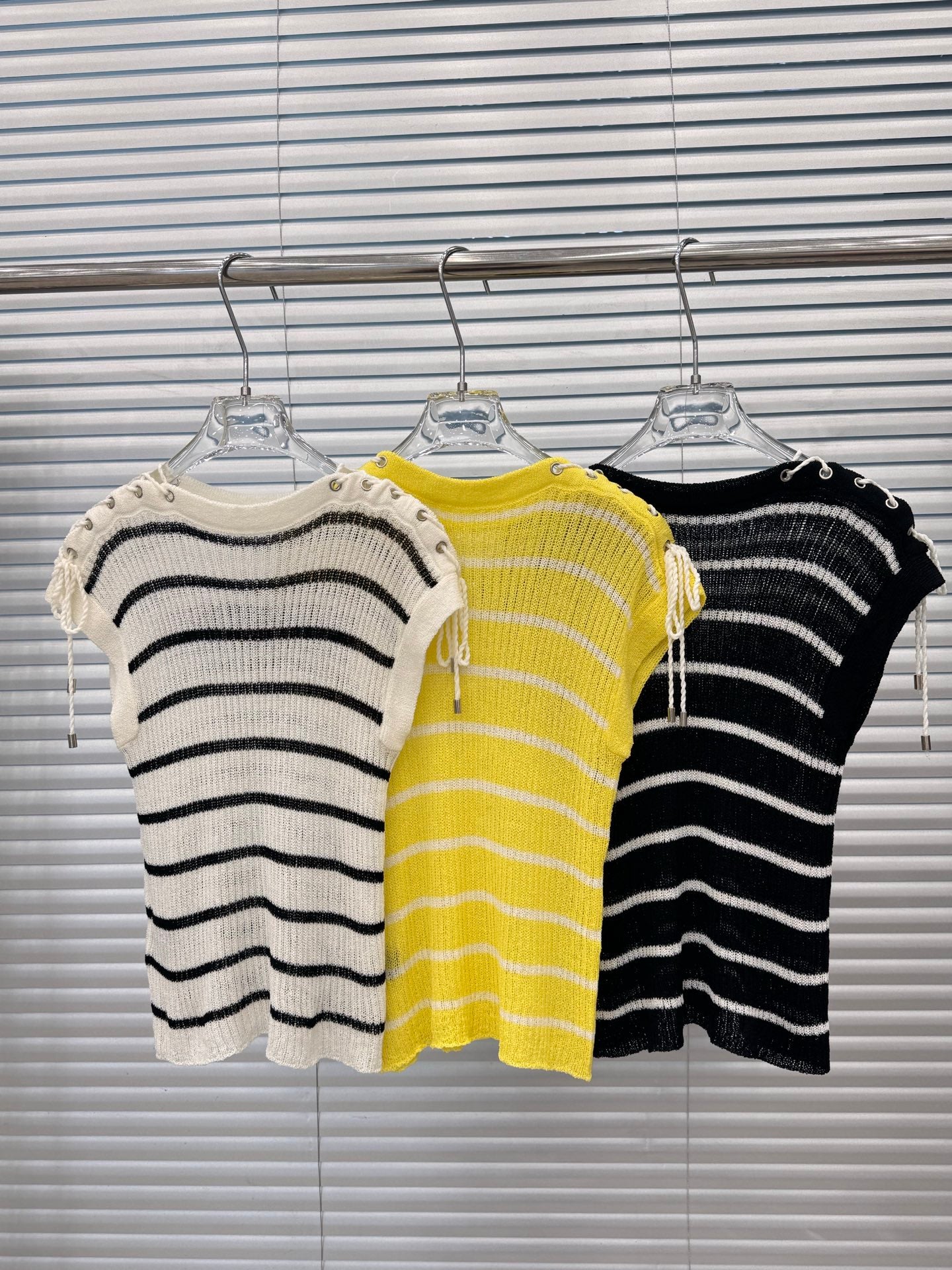 Striped knitted short sleeves with various wearing methods of straps