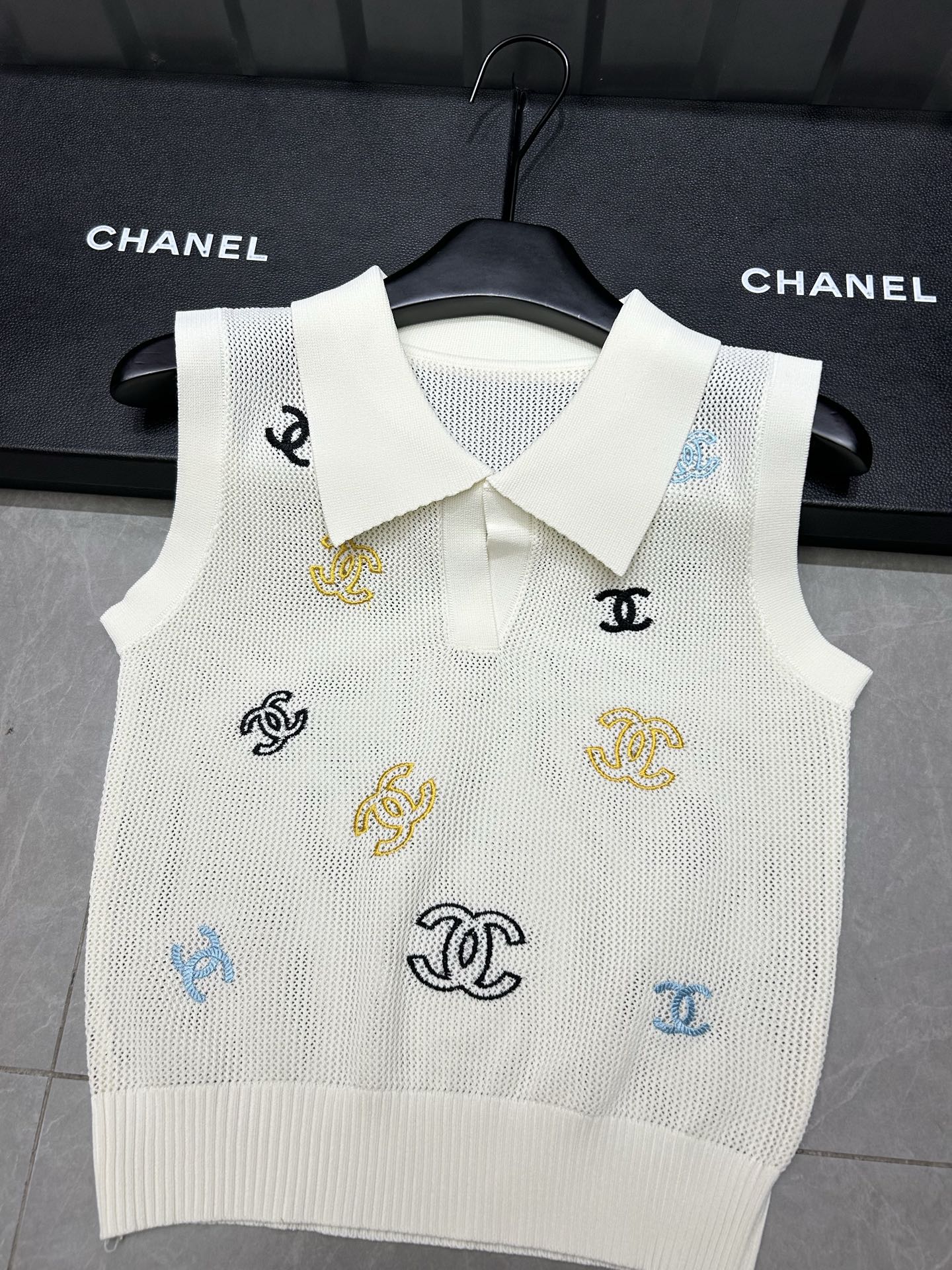 New double C color label lapel knitted vest