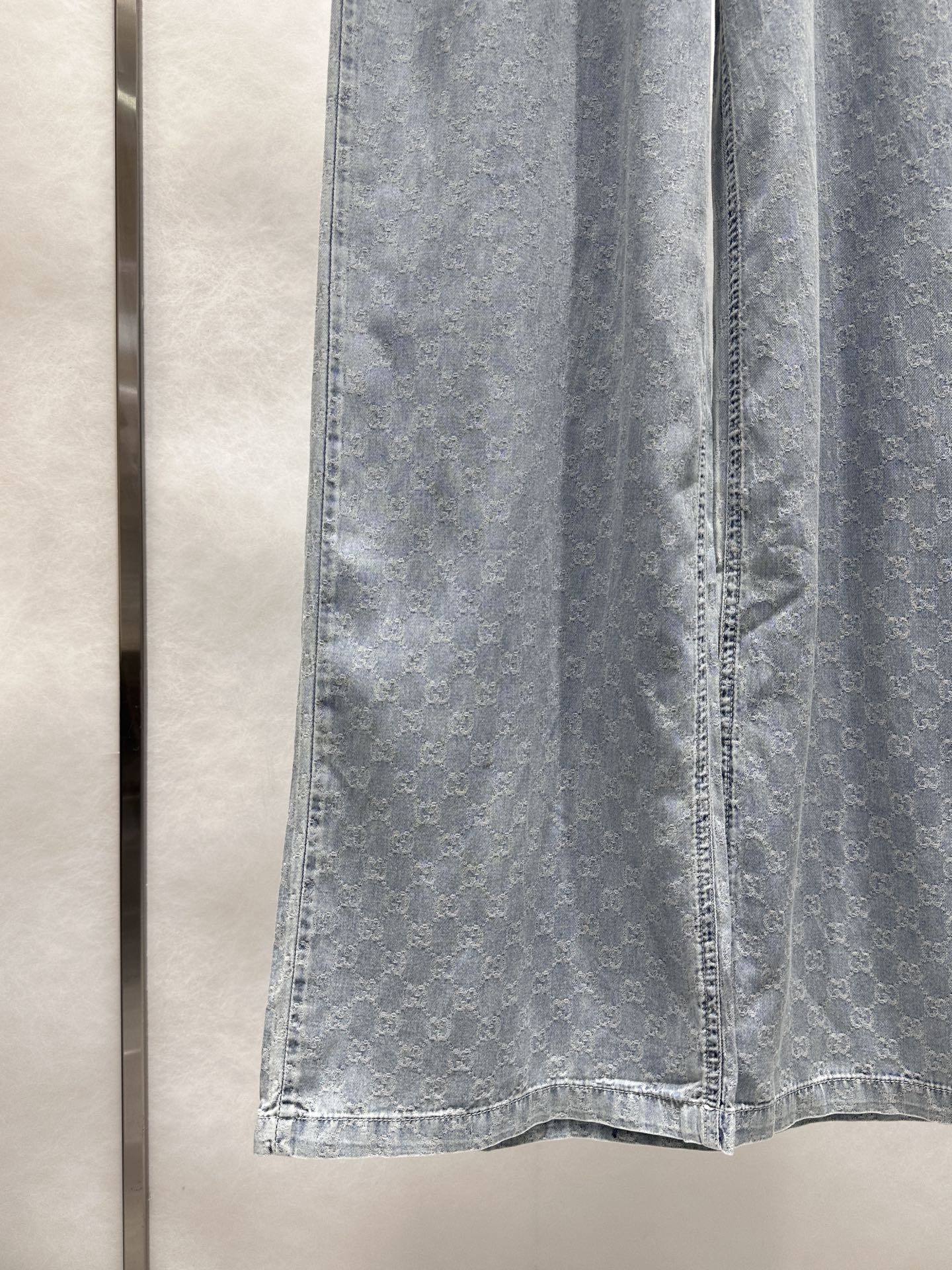 Washed blue elastic jacquard jeans