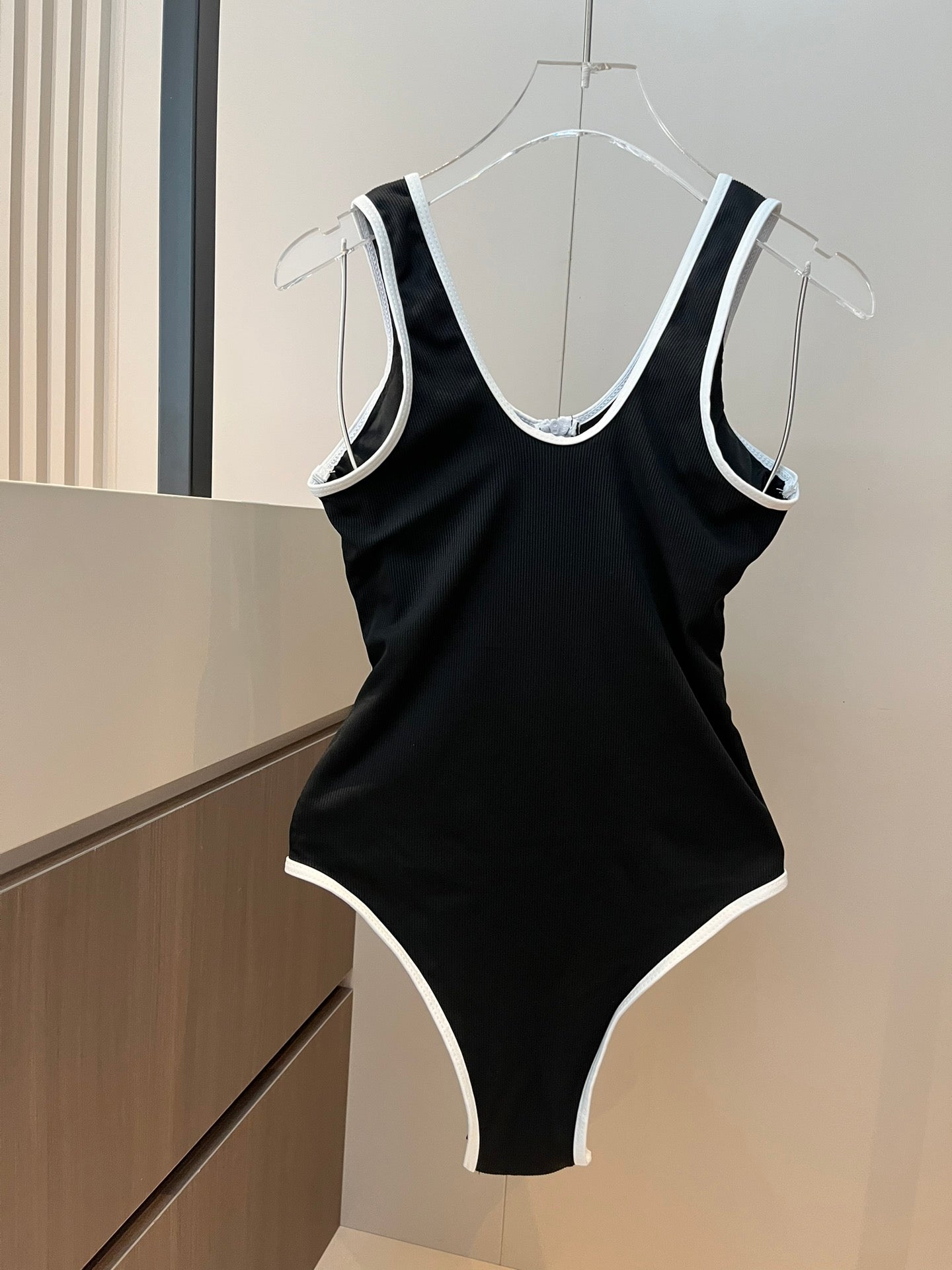 Black and white color matching front zipper one-piece swimsuit