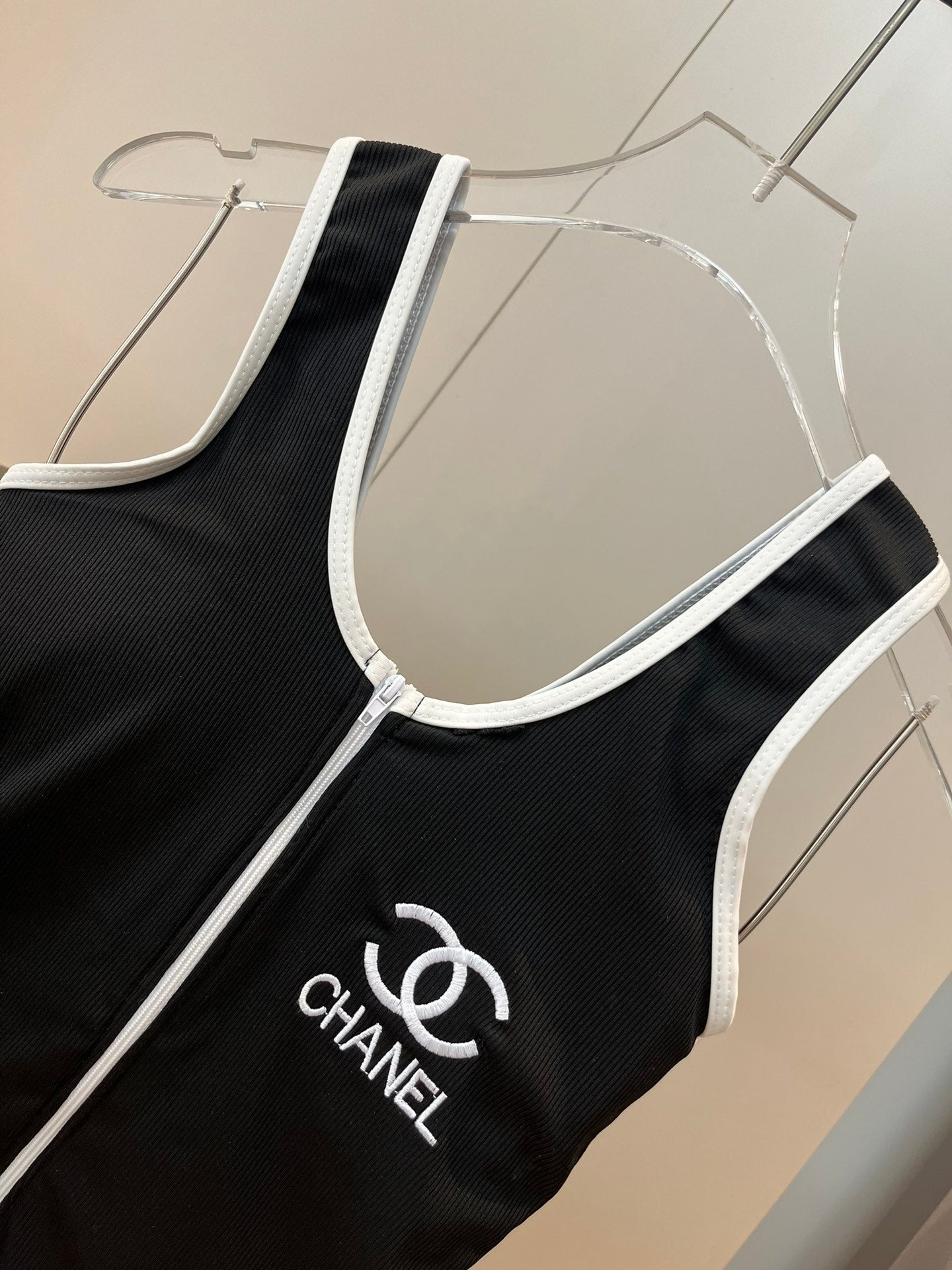 Black and white color matching front zipper one-piece swimsuit