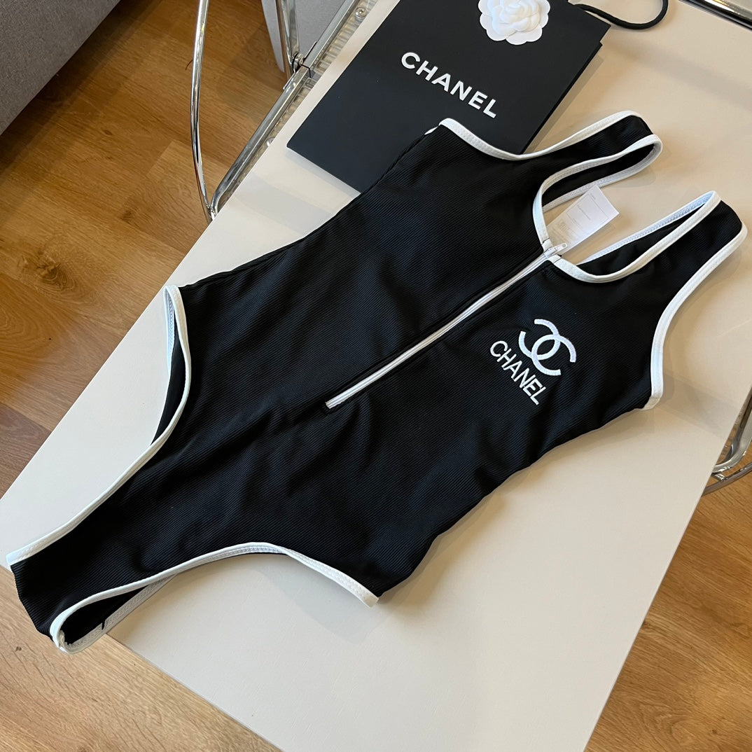 Black and white color matching front zipper one-piece swimsuit