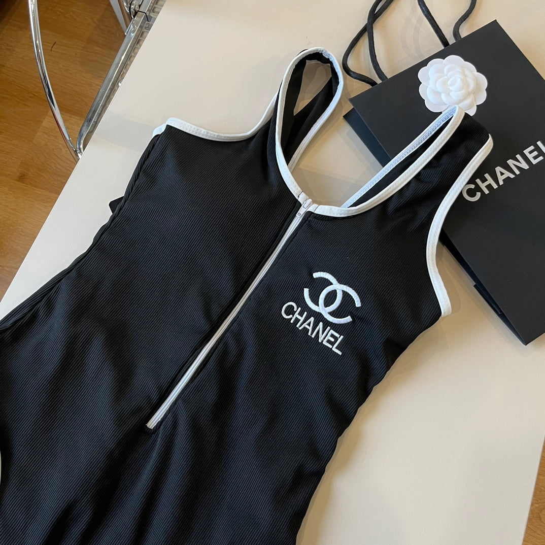Black and white color matching front zipper one-piece swimsuit