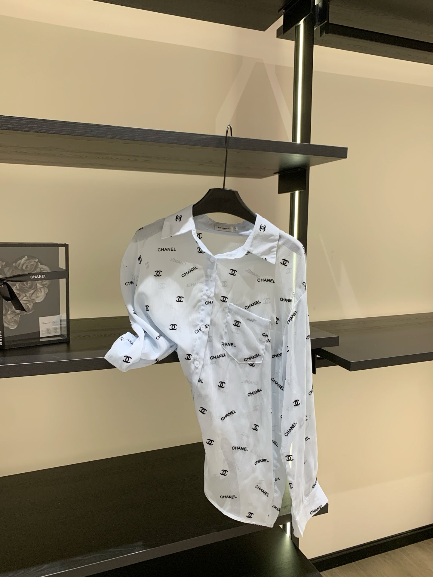 Lightweight shirt with letters